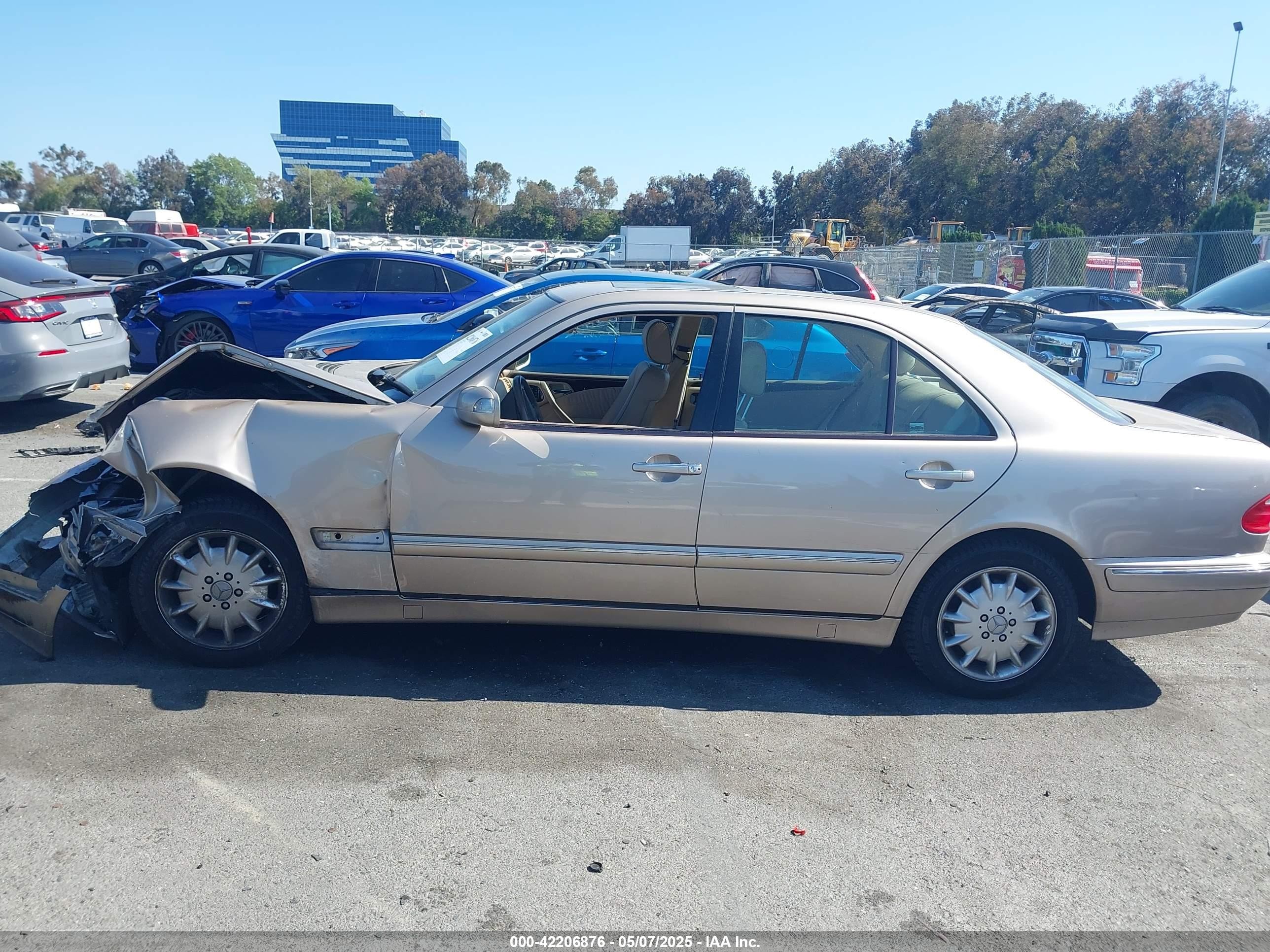 2000 Mercedes-benz E 320   Gold vin: WDBJF65J5YA983253