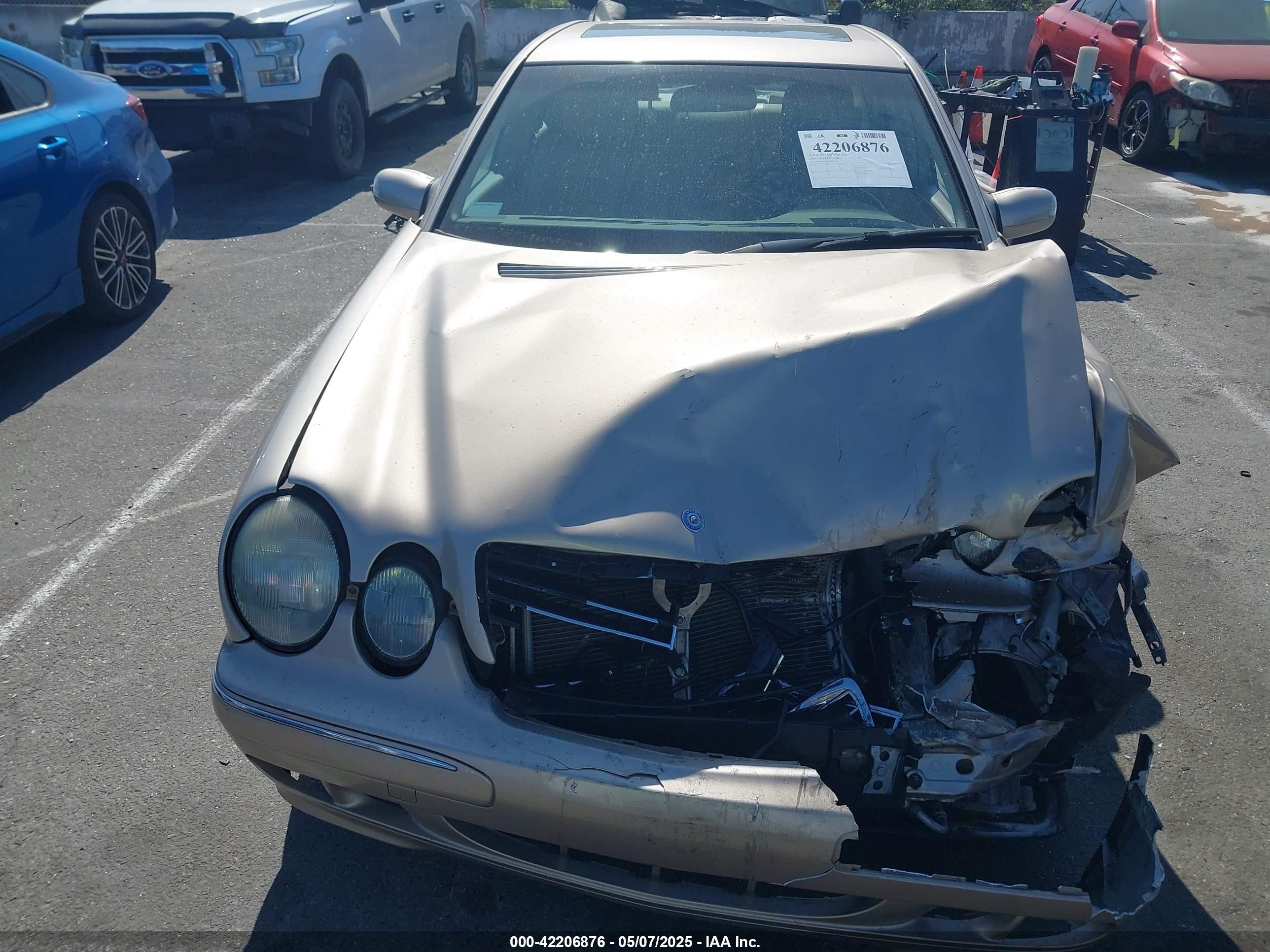 2000 Mercedes-benz E 320   Gold vin: WDBJF65J5YA983253