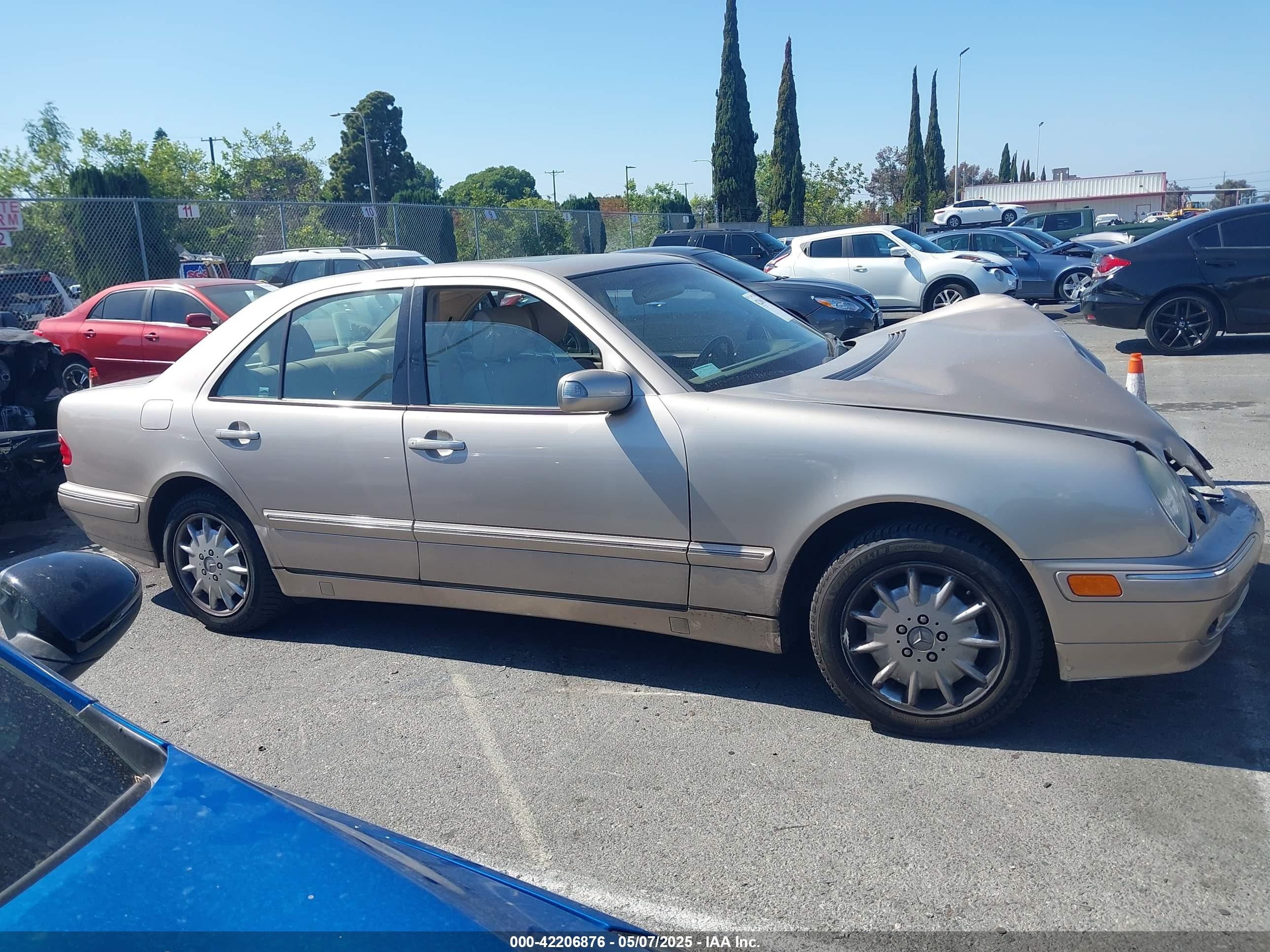 2000 Mercedes-benz E 320   Gold vin: WDBJF65J5YA983253