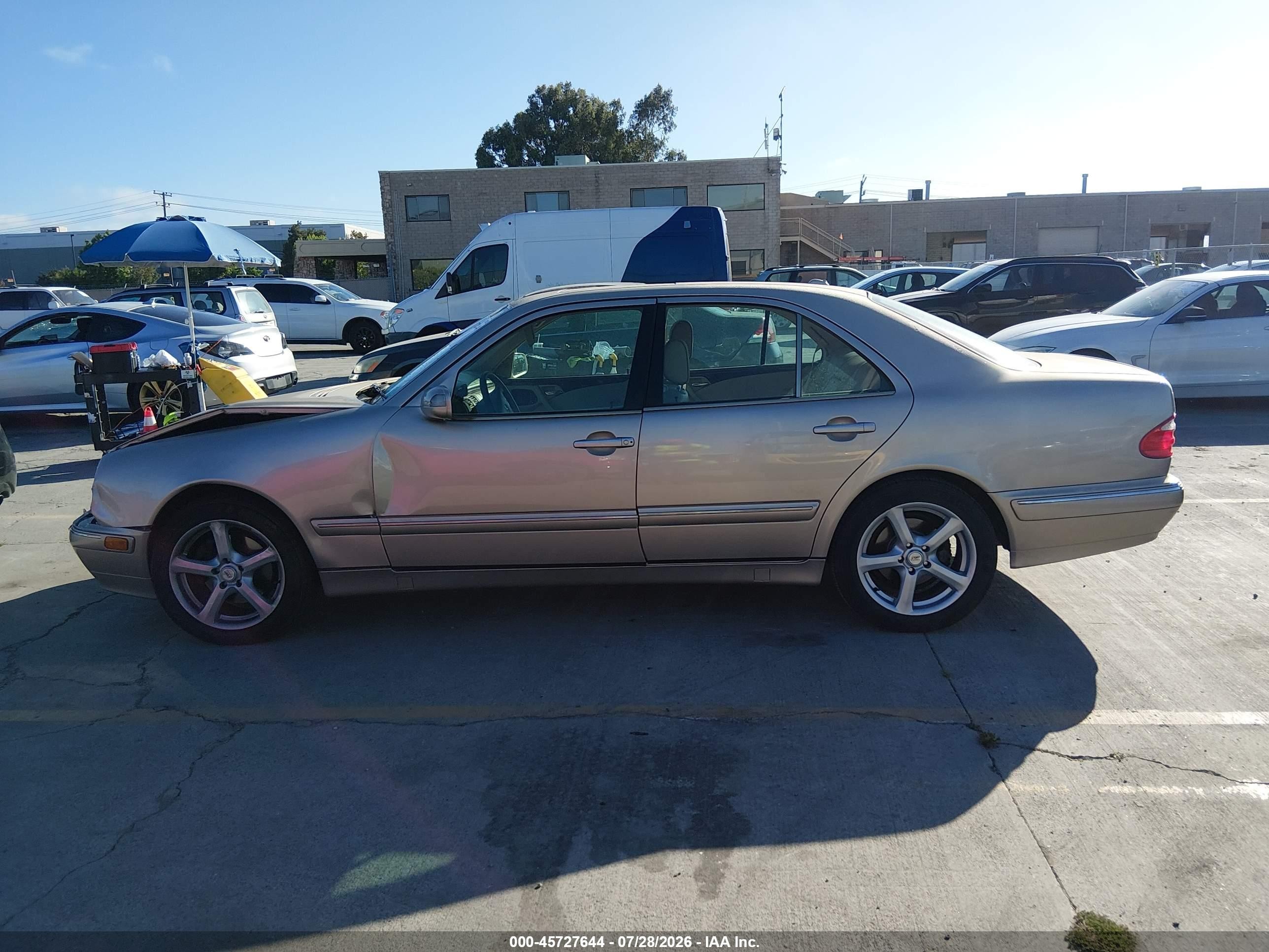 2000 Mercedes-benz E 320   Beige vin: WDBJF65J5YB089411