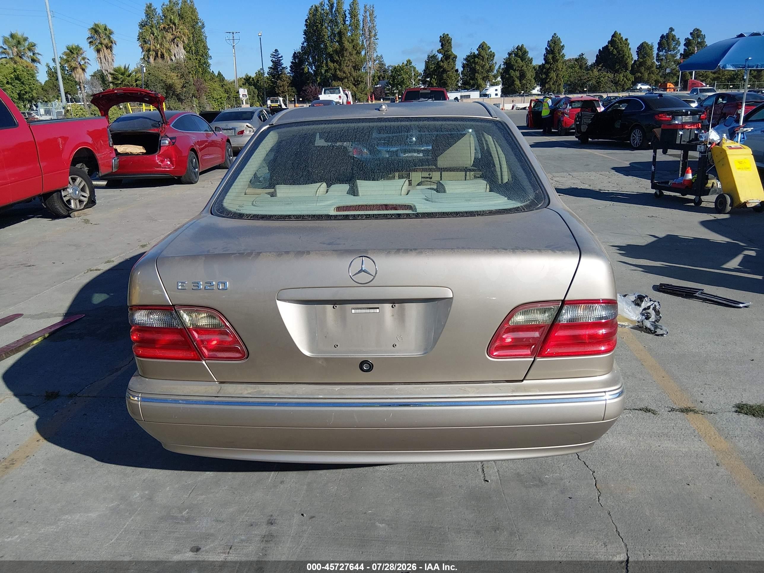 2000 Mercedes-benz E 320   Beige vin: WDBJF65J5YB089411