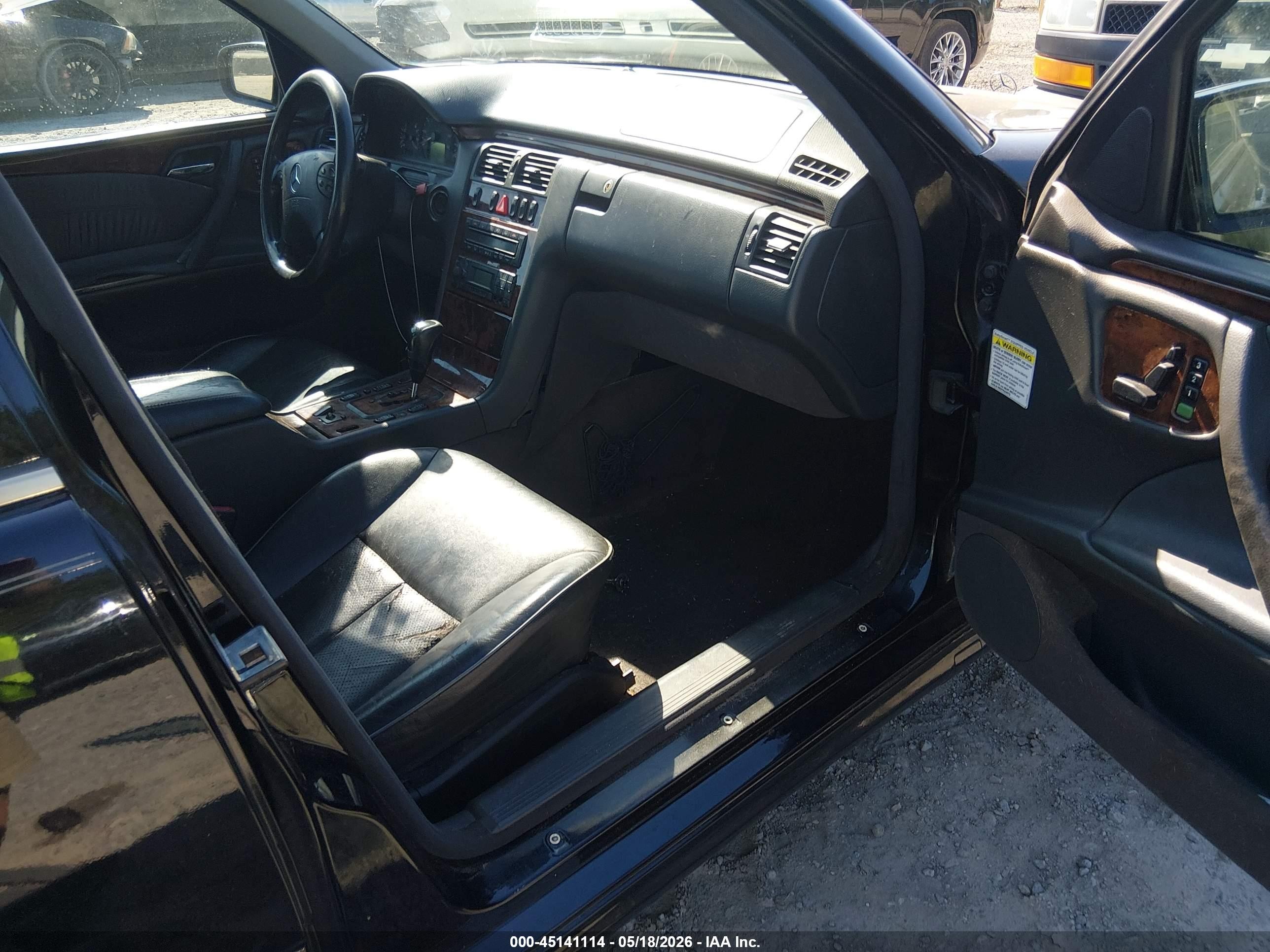 2001 Mercedes-benz E 320   Black vin: WDBJF65J61B266778
