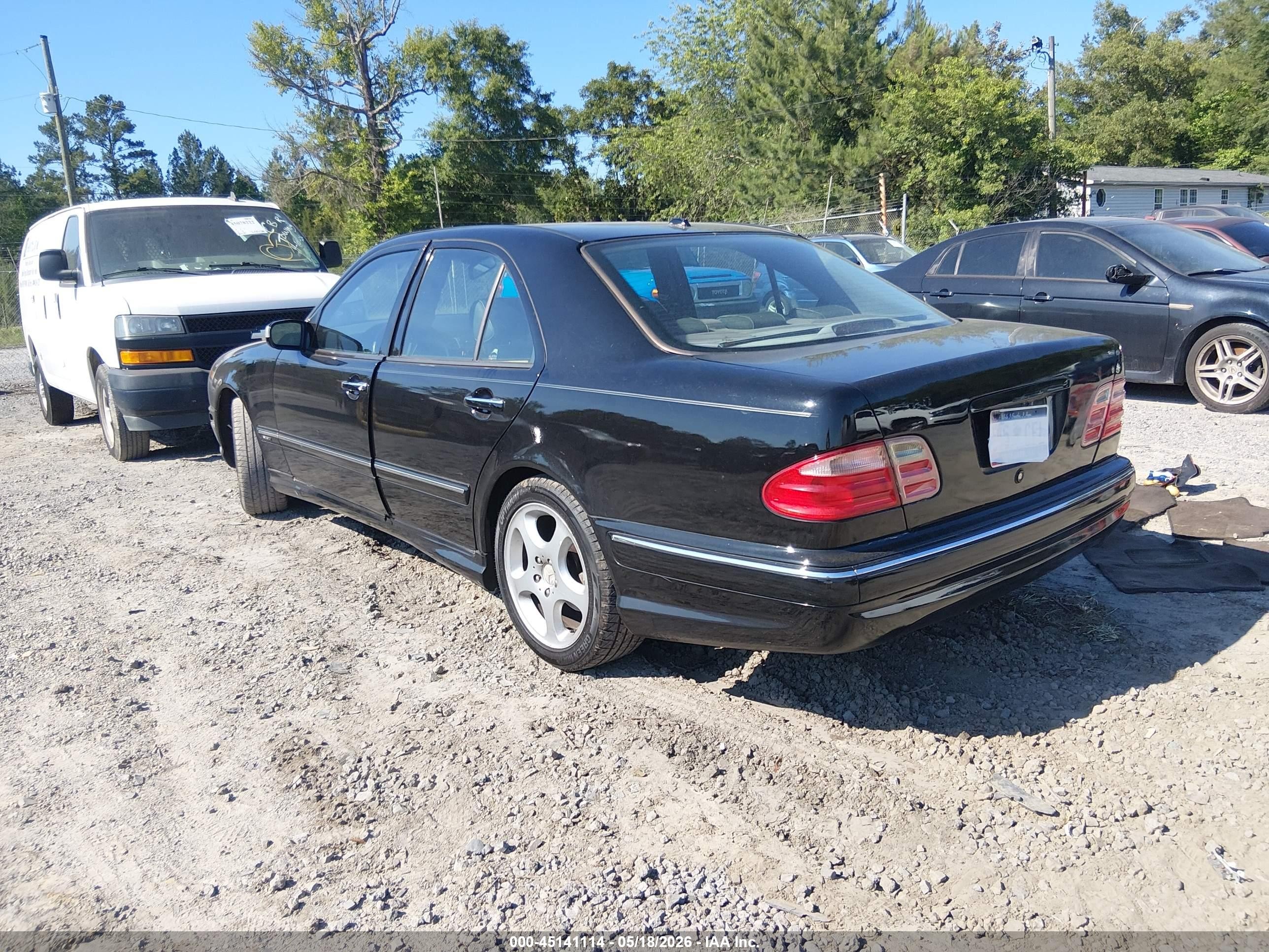 2001 Mercedes-benz E 320   Black vin: WDBJF65J61B266778