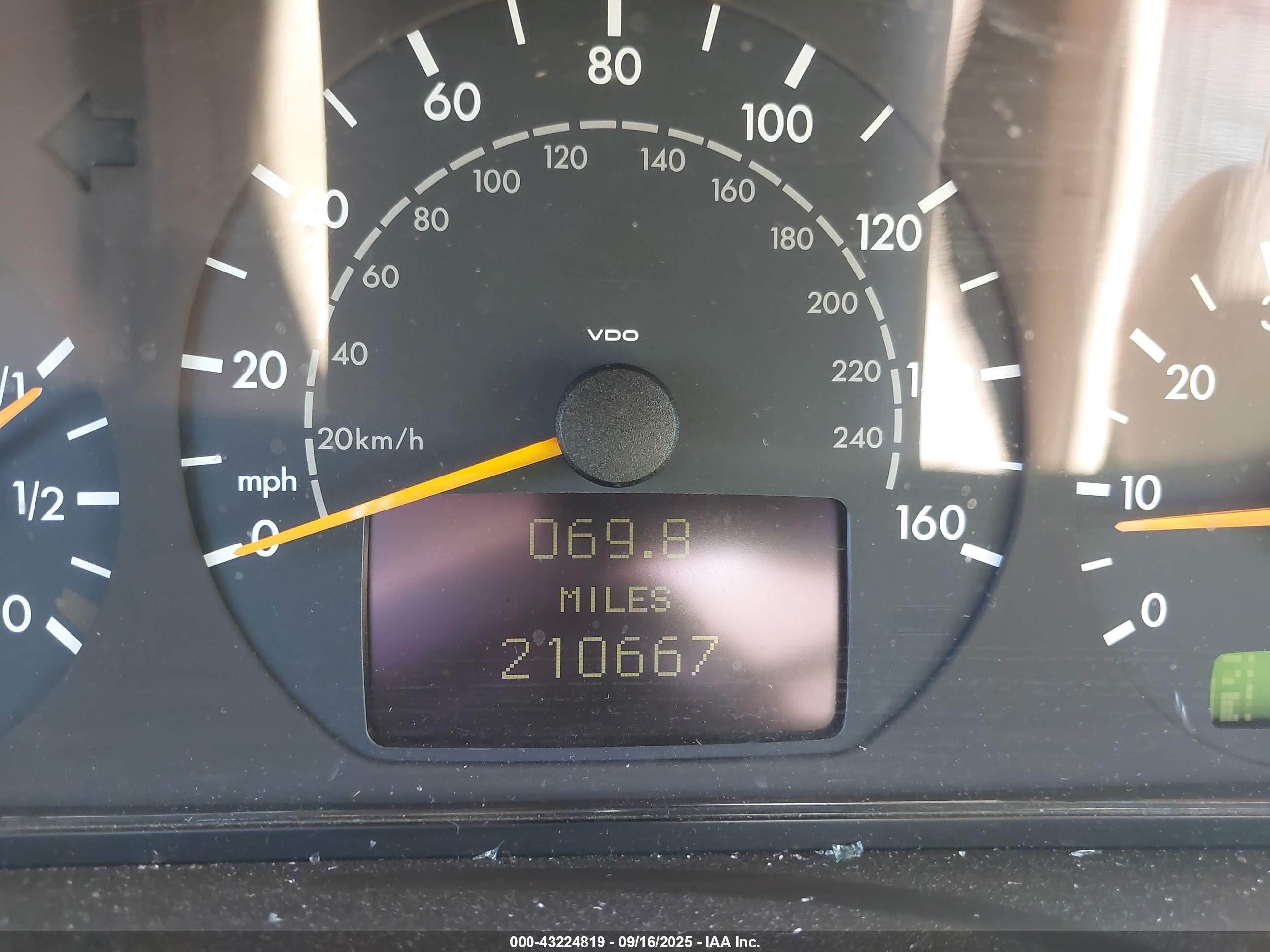 2000 Mercedes-benz E 320   Gold vin: WDBJF65J6YB065828
