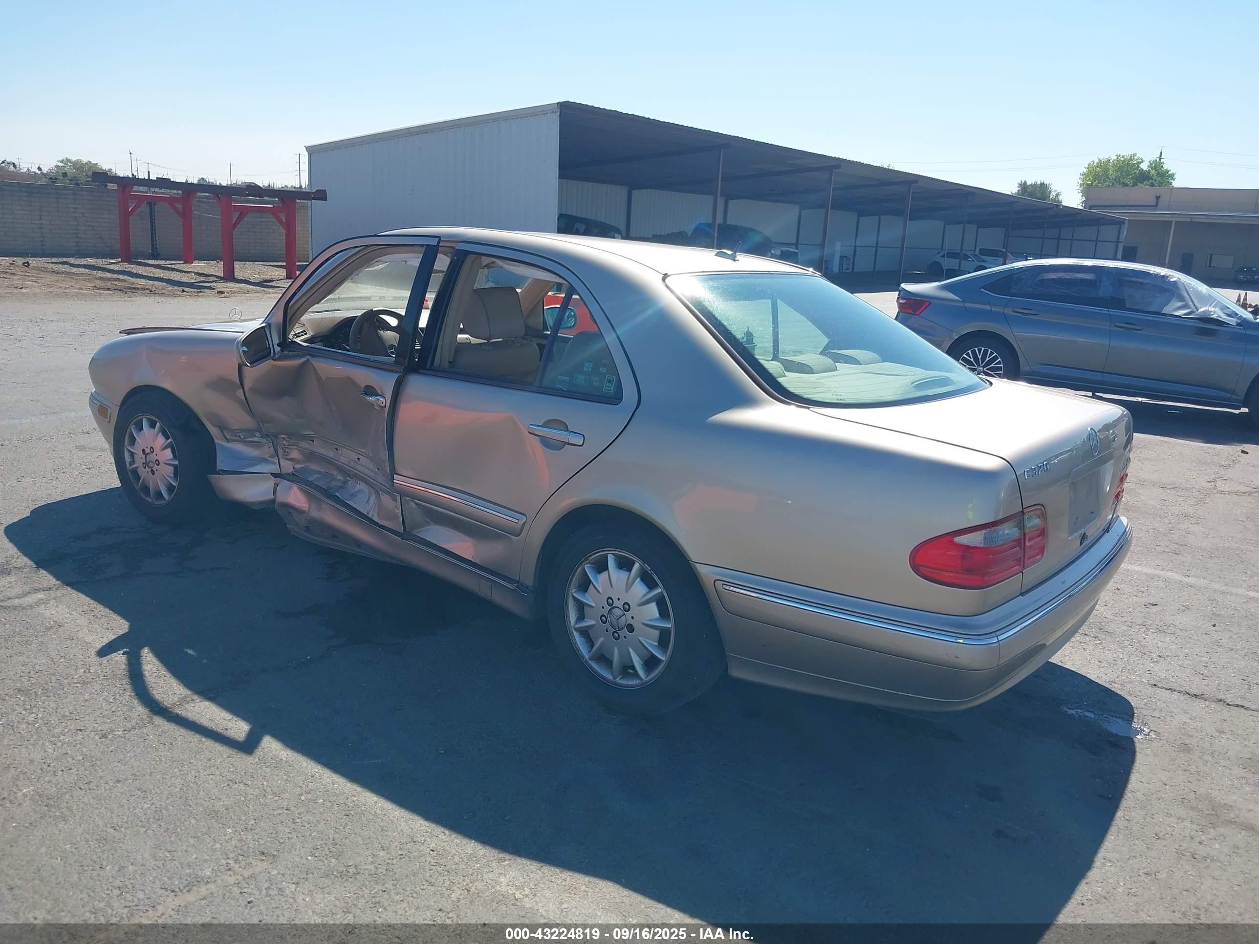 2000 Mercedes-benz E 320   Gold vin: WDBJF65J6YB065828