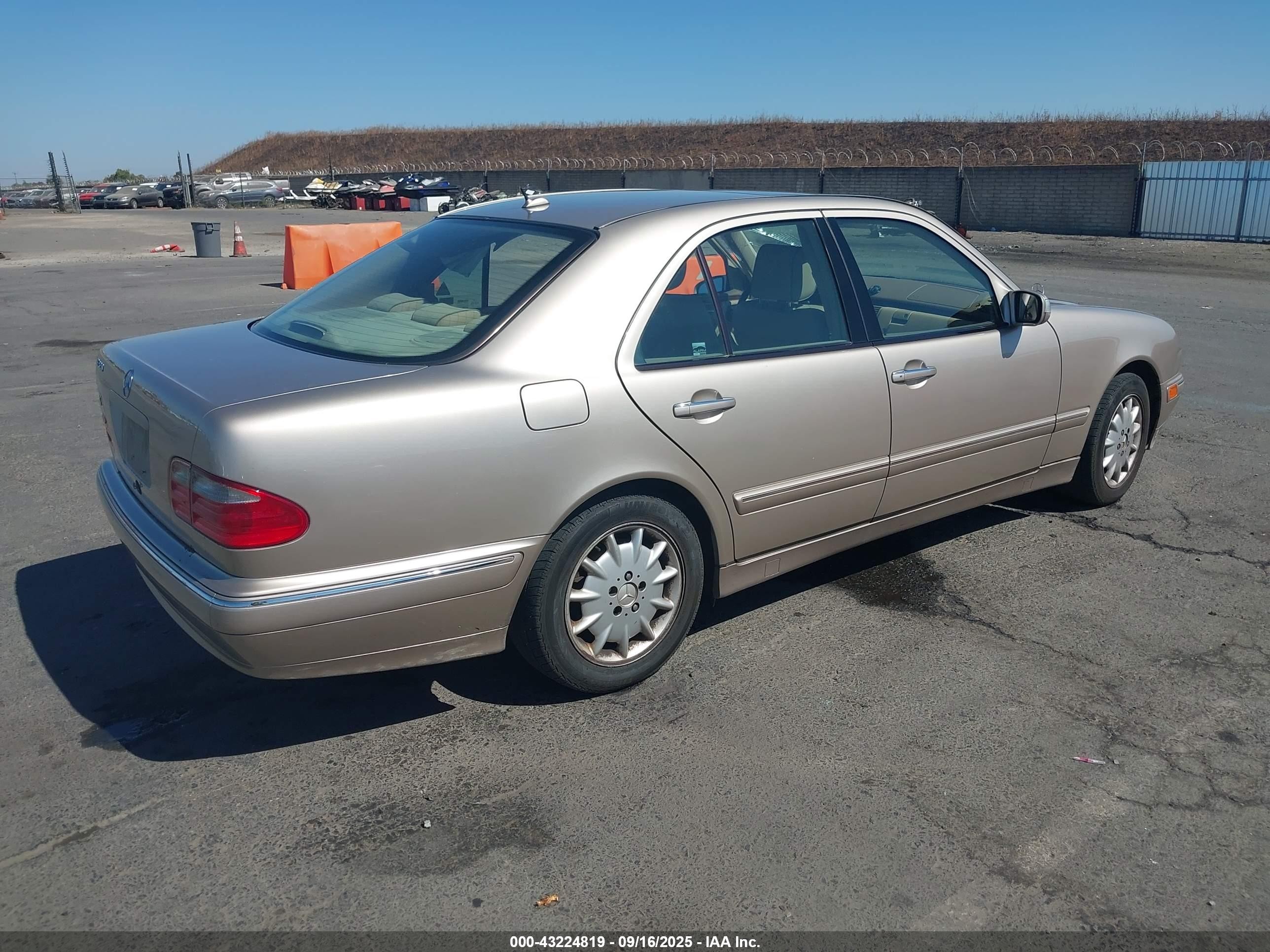 2000 Mercedes-benz E 320   Gold vin: WDBJF65J6YB065828