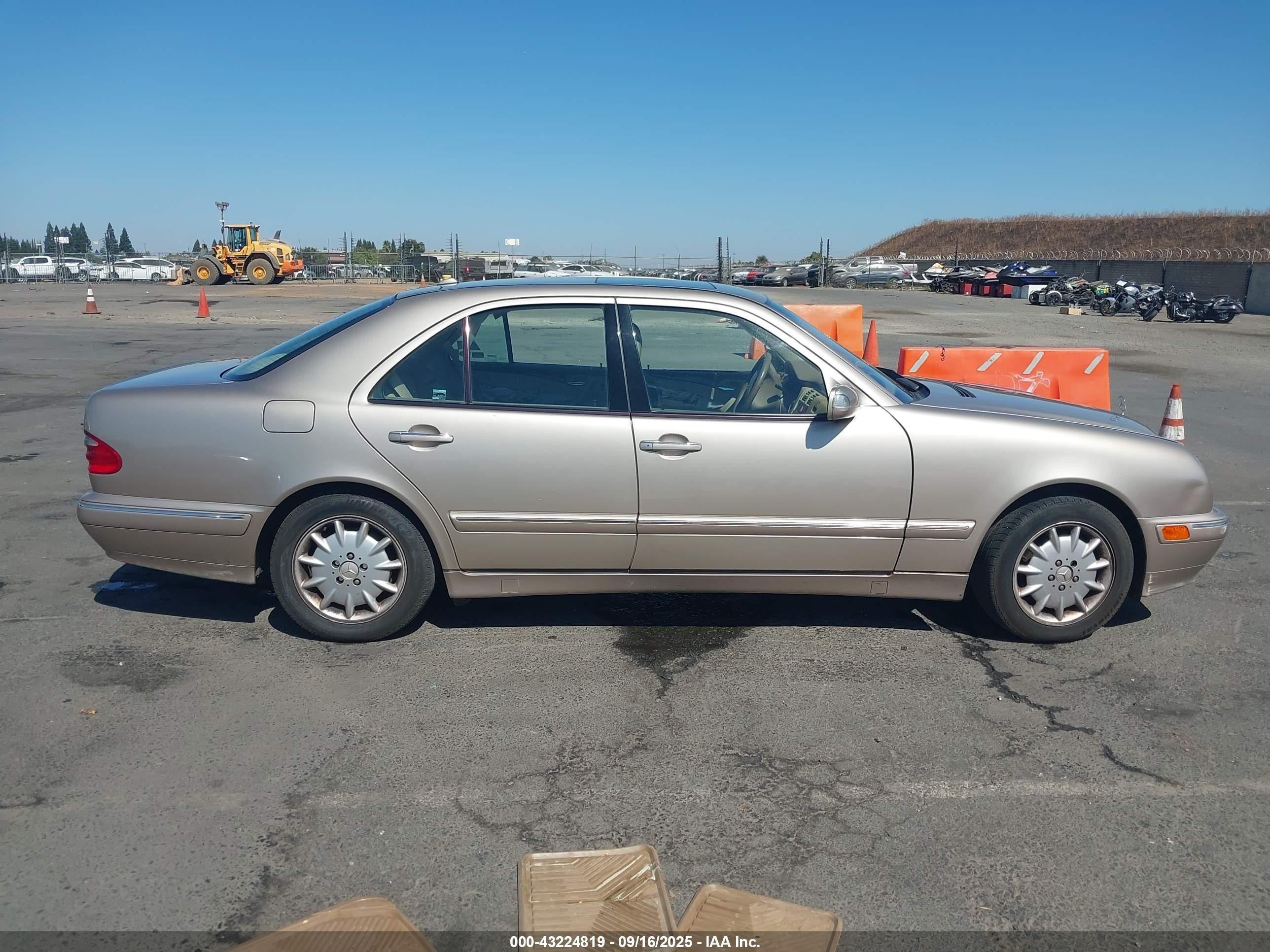 2000 Mercedes-benz E 320   Gold vin: WDBJF65J6YB065828