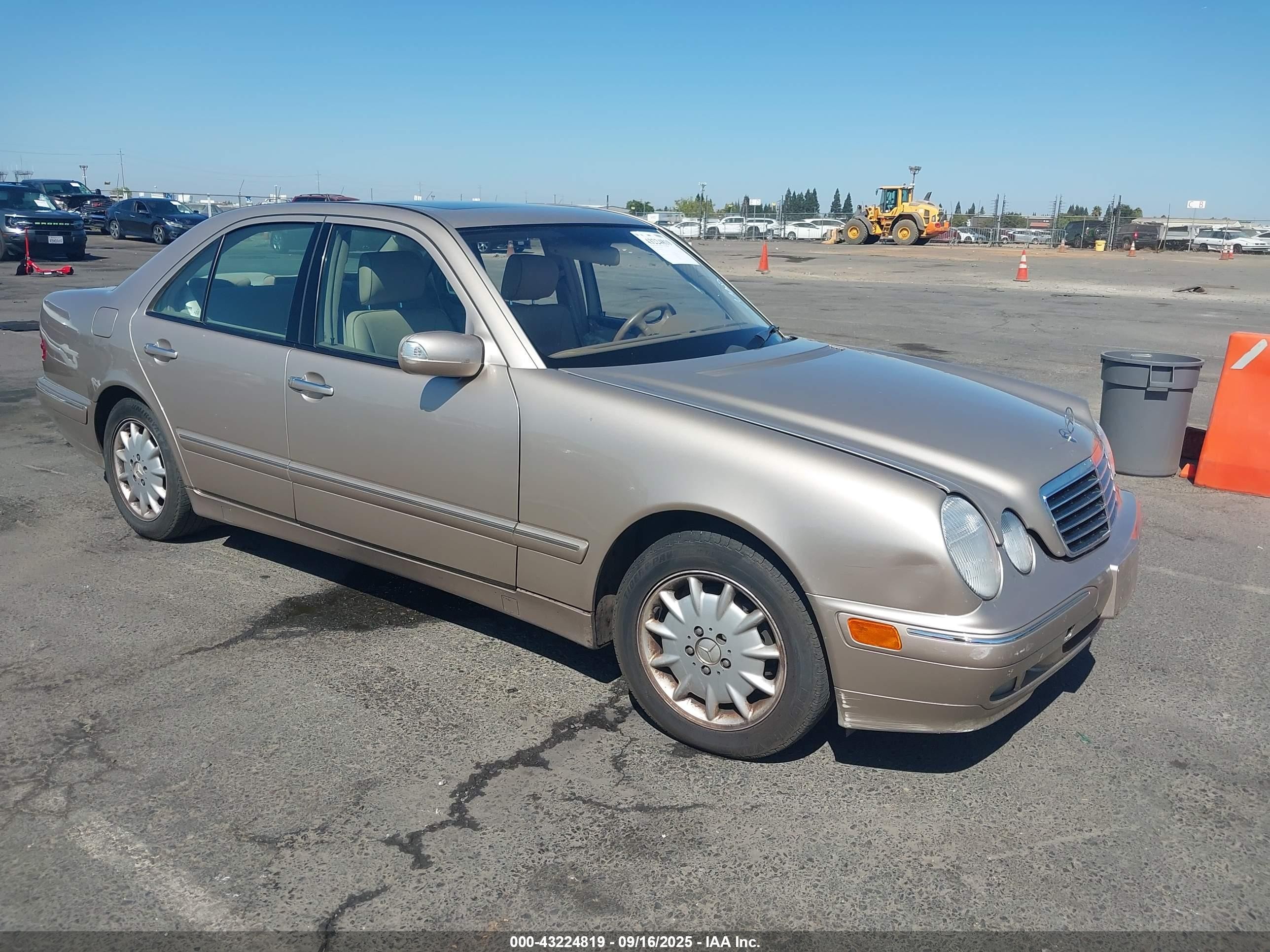 2000 Mercedes-benz E 320   Gold vin: WDBJF65J6YB065828