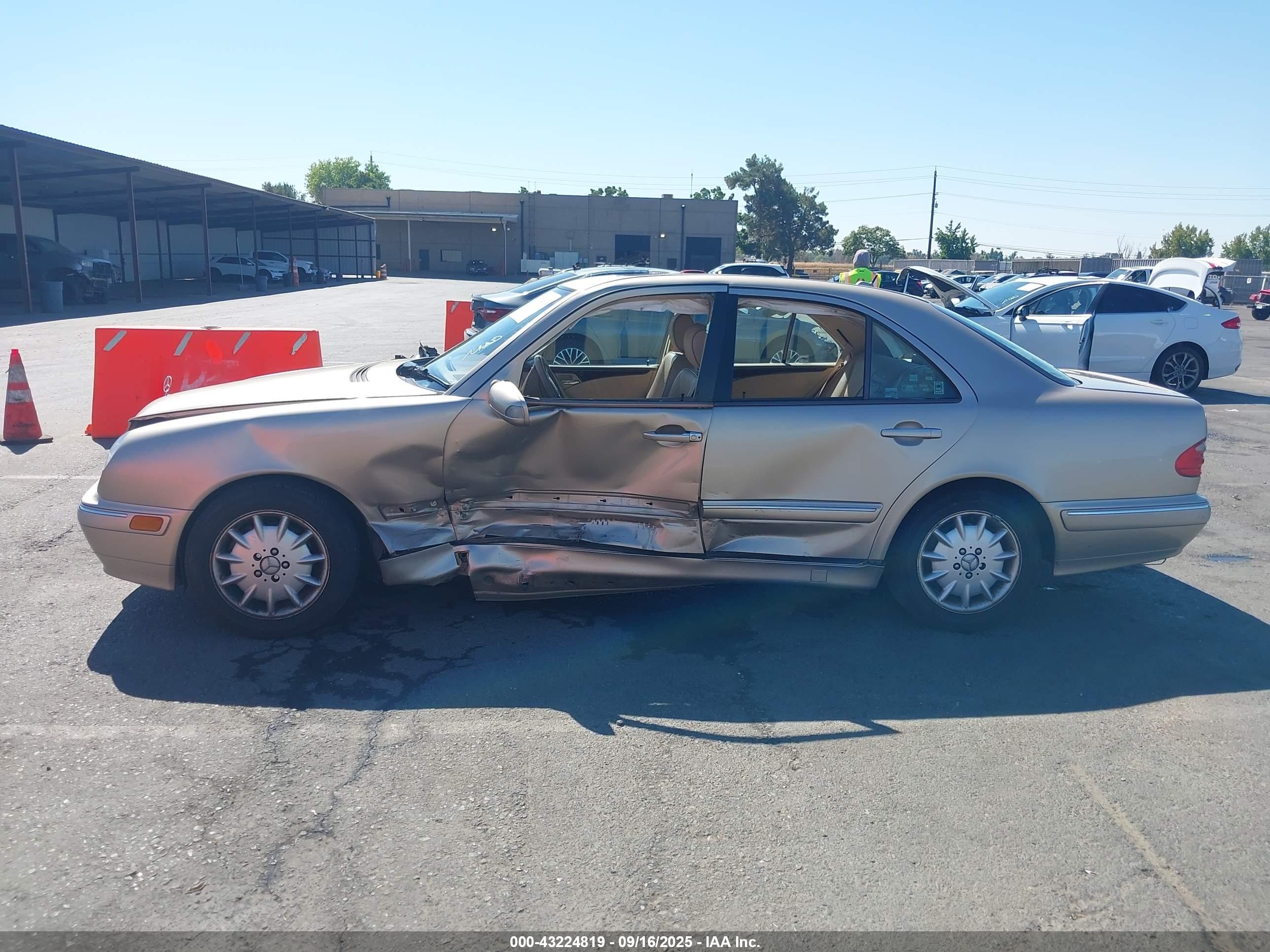 2000 Mercedes-benz E 320   Gold vin: WDBJF65J6YB065828