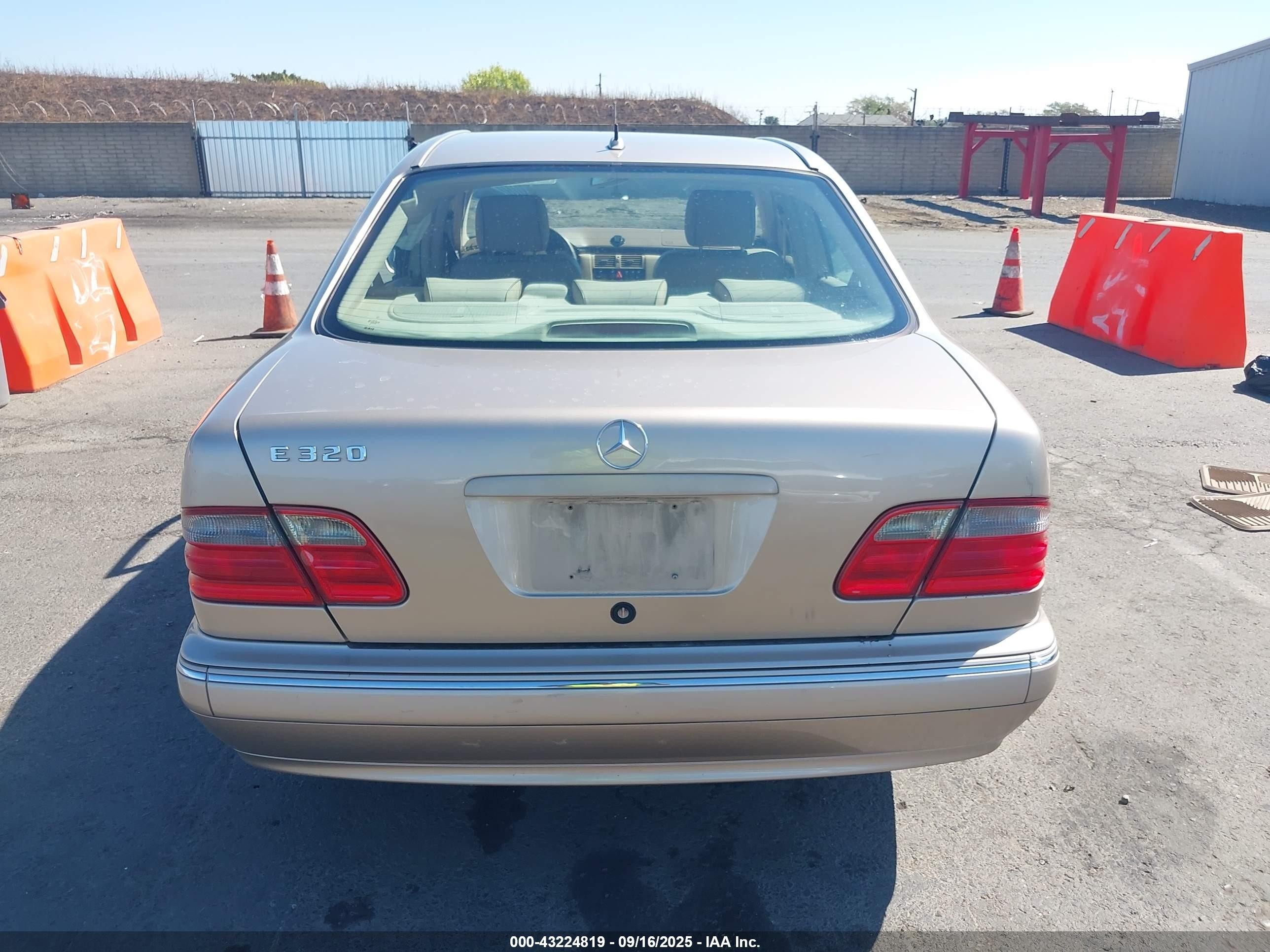 2000 Mercedes-benz E 320   Gold vin: WDBJF65J6YB065828