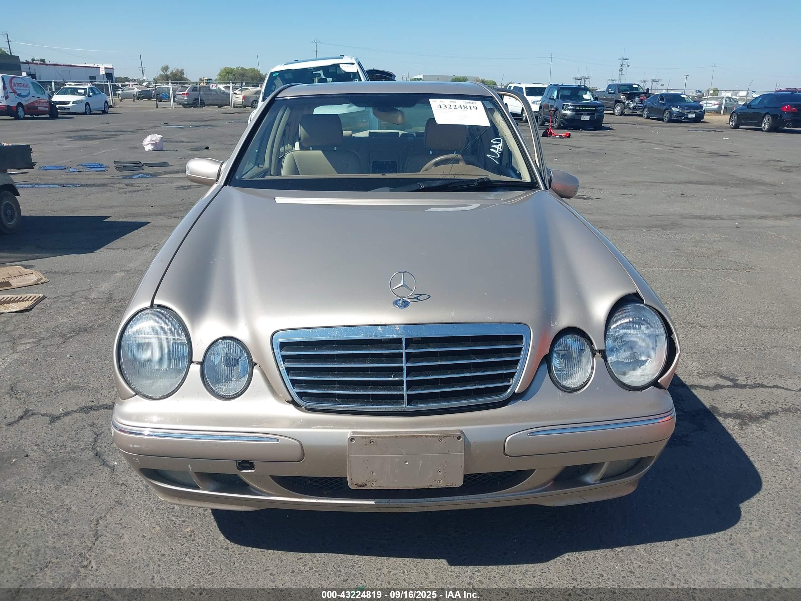 2000 Mercedes-benz E 320   Gold vin: WDBJF65J6YB065828