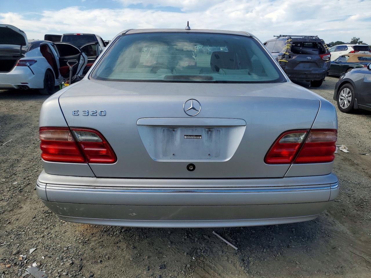 2001 Mercedes-benz E 320 Silver vin: WDBJF65J71B172327