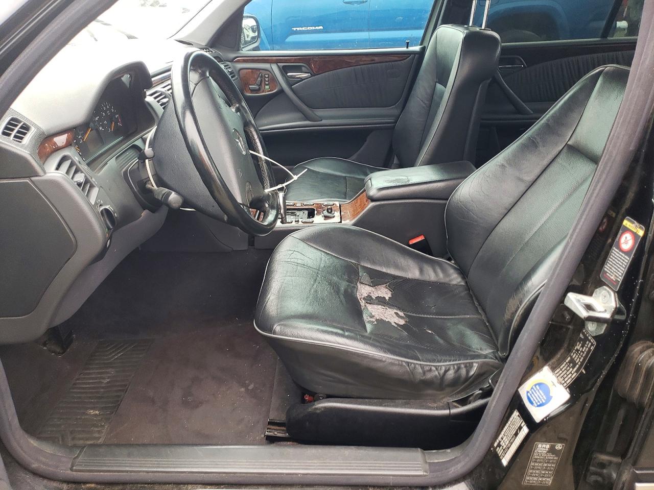 2000 Mercedes Benz E 320 Black vin: WDBJF65J7YB078863