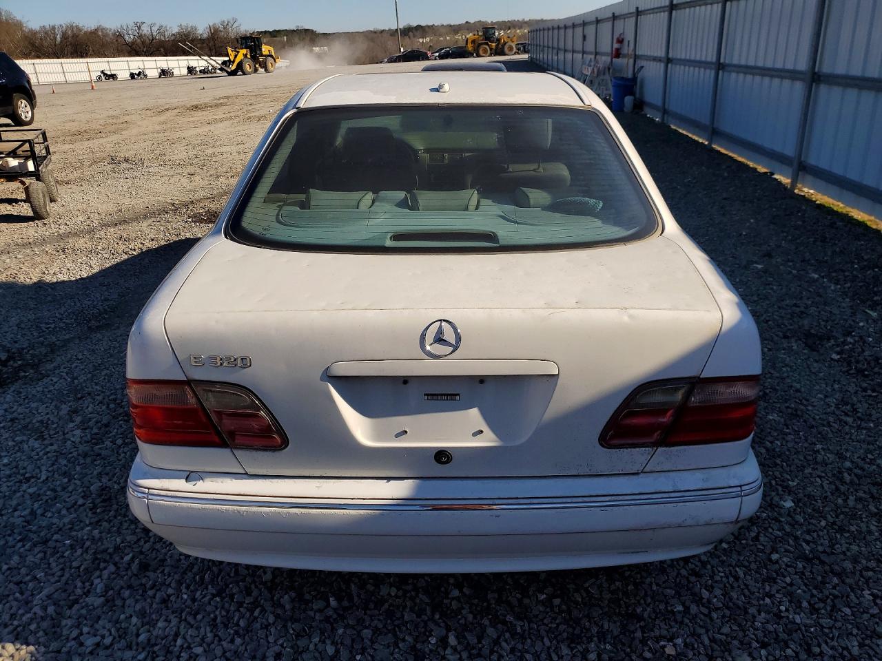 2000 Mercedes-benz E 320 White vin: WDBJF65J7YB082721