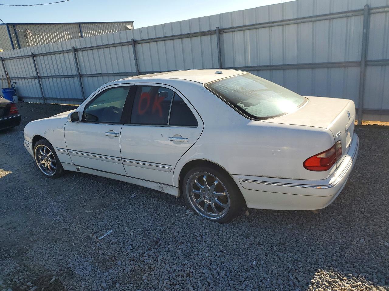 2000 Mercedes-benz E 320 White vin: WDBJF65J7YB082721