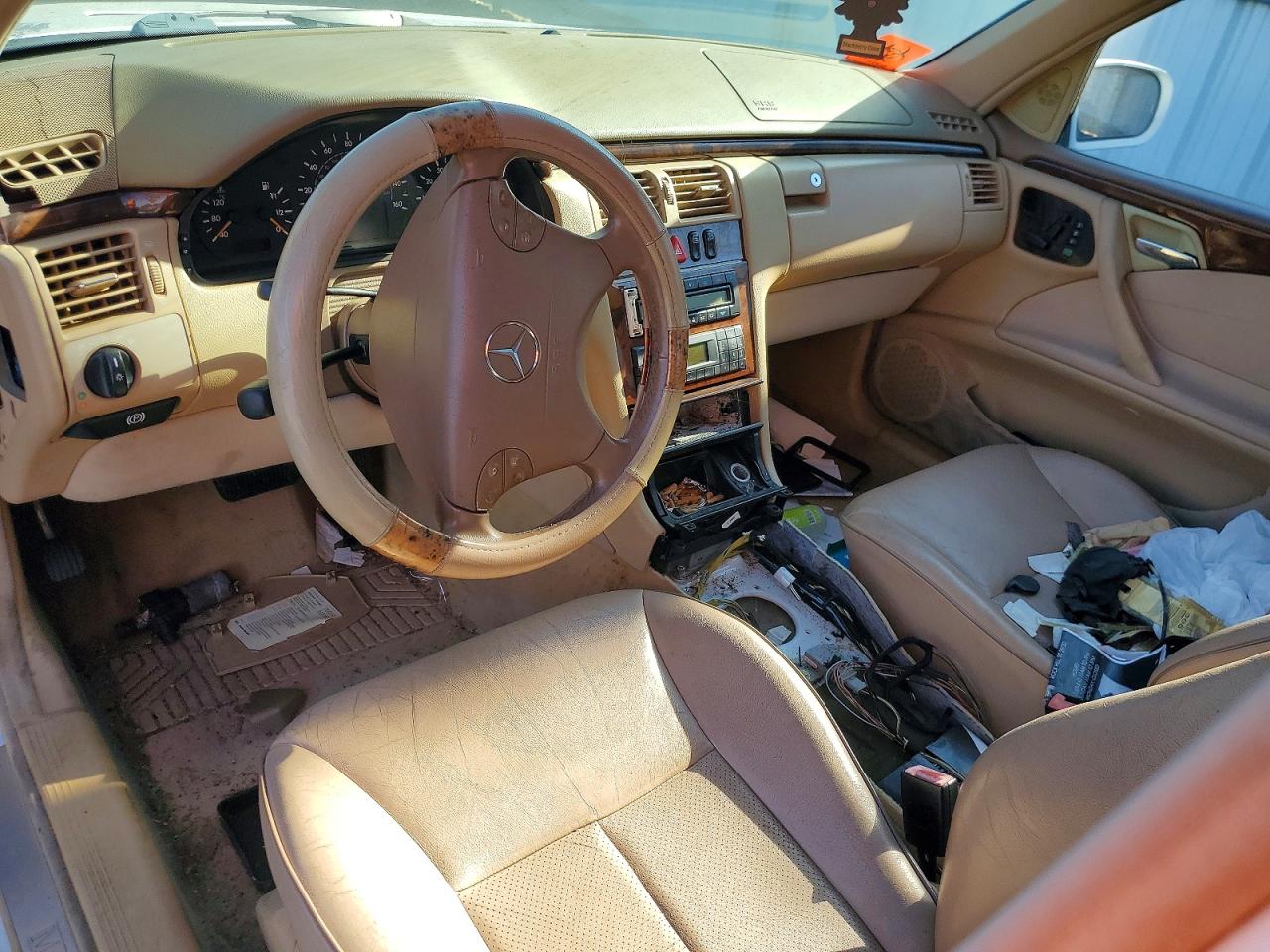 2000 Mercedes-benz E 320 White vin: WDBJF65J7YB082721