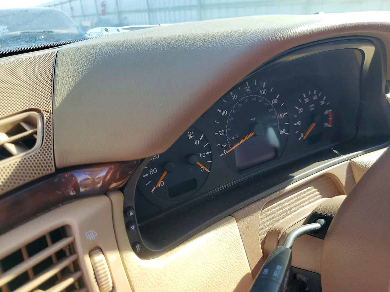 2000 Mercedes-benz E 320 White vin: WDBJF65J7YB082721