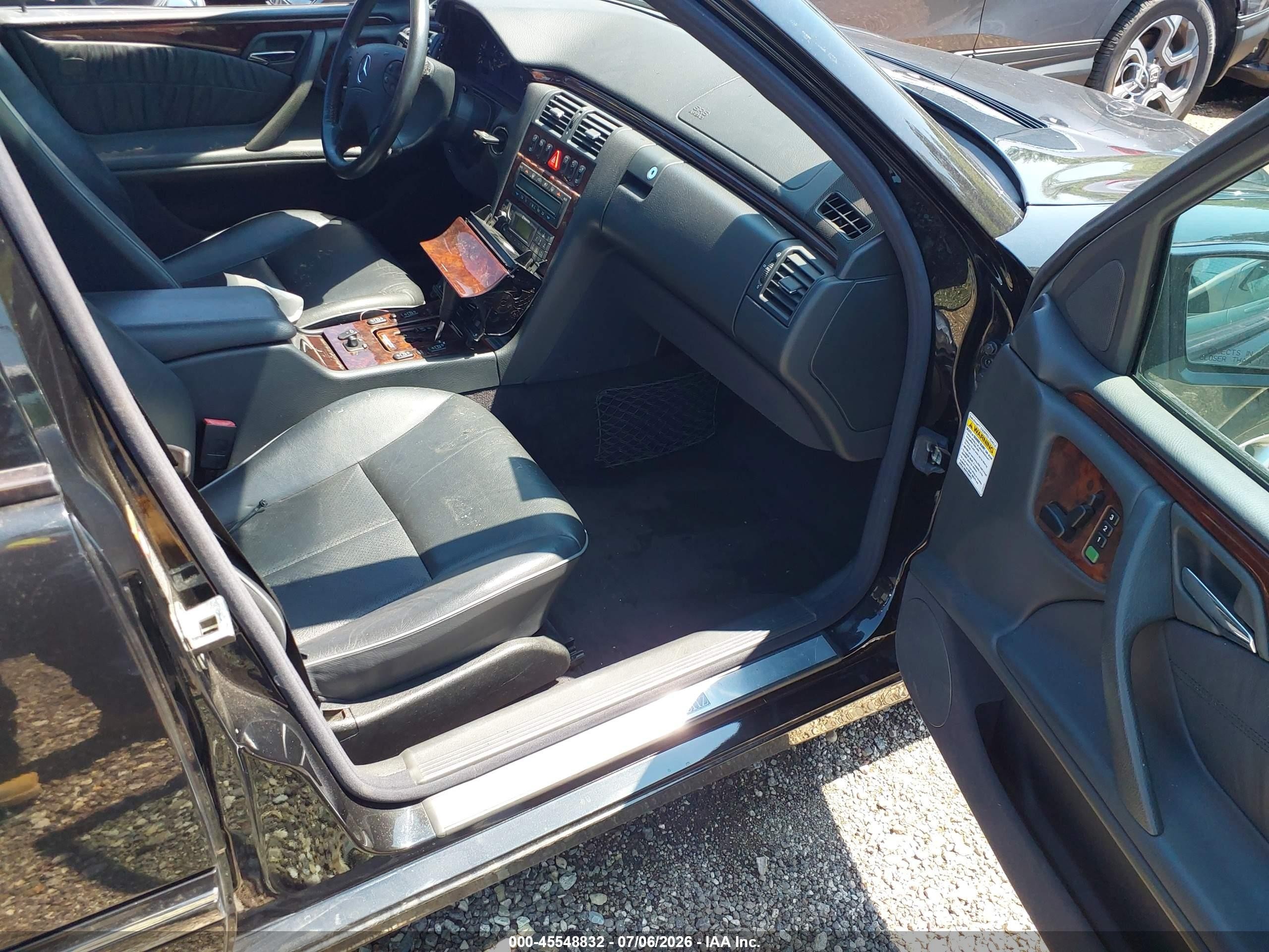 2000 Mercedes-benz E 320   Black vin: WDBJF65J7YB087482
