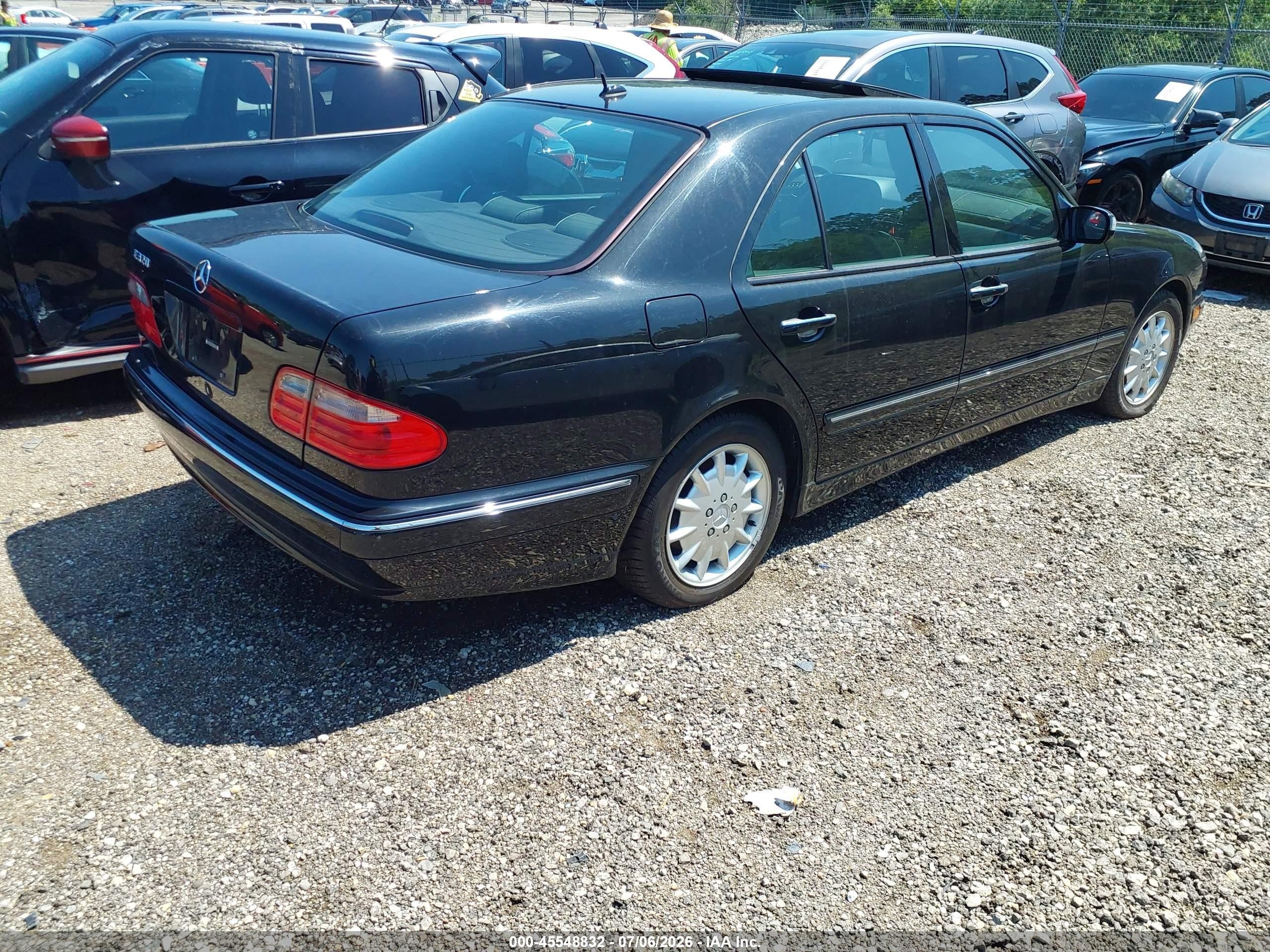 2000 Mercedes-benz E 320   Black vin: WDBJF65J7YB087482