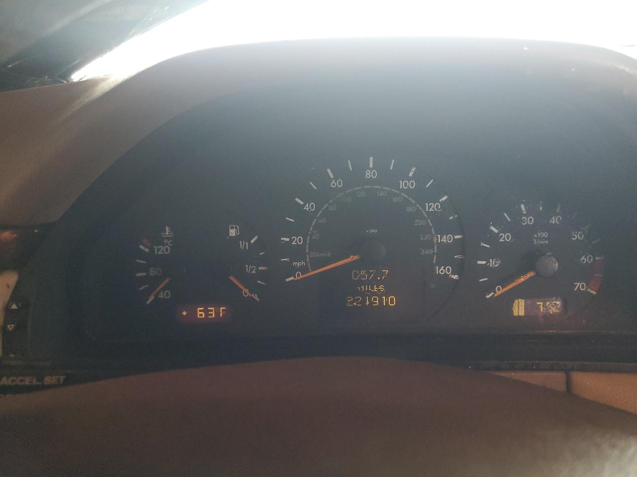 2000 Mercedes-benz E 320 Burgundy vin: WDBJF65J7YB108475