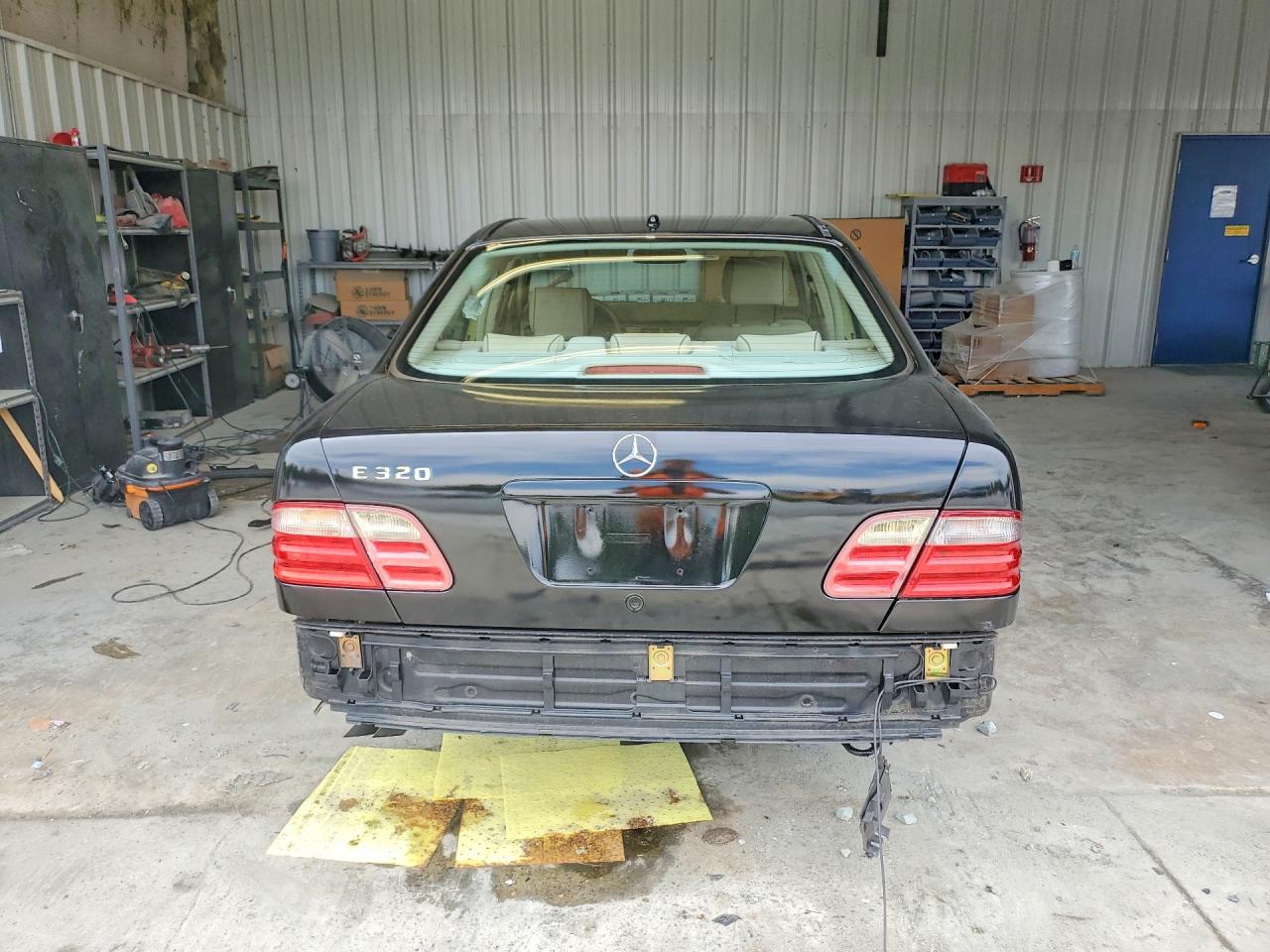 2000 Mercedes-benz E 320 Black vin: WDBJF65J7YB110226