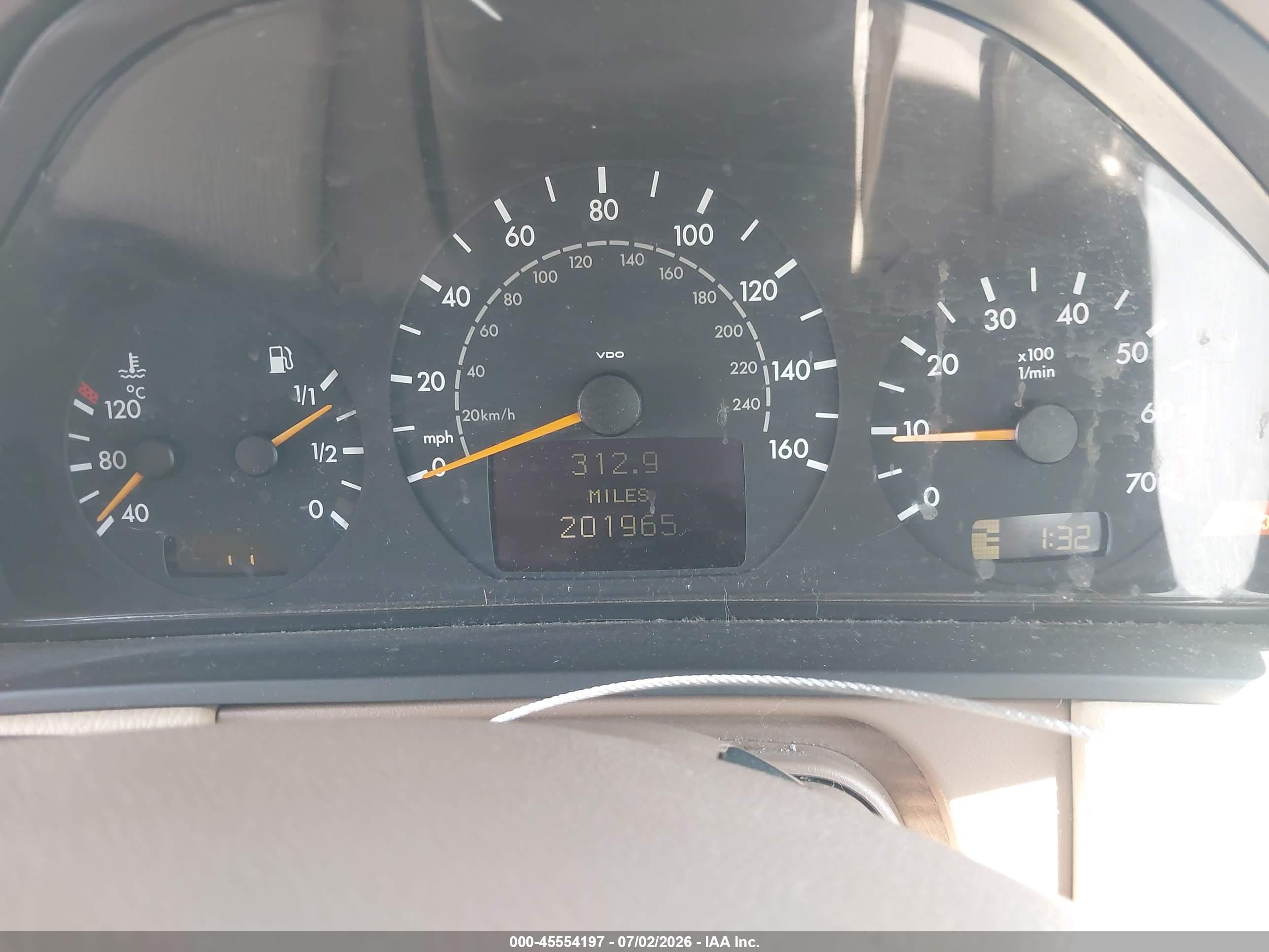 2001 Mercedes-benz E 320   Gold vin: WDBJF65J81B355834