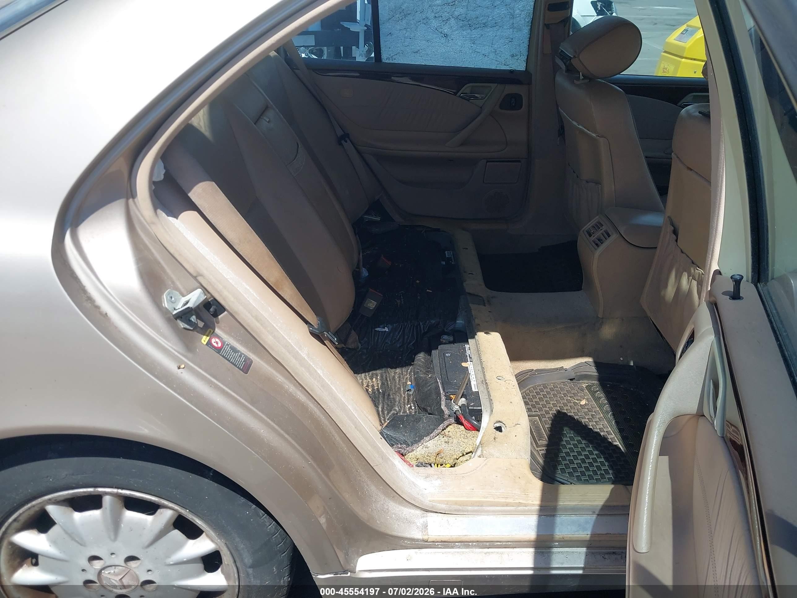 2001 Mercedes-benz E 320   Gold vin: WDBJF65J81B355834