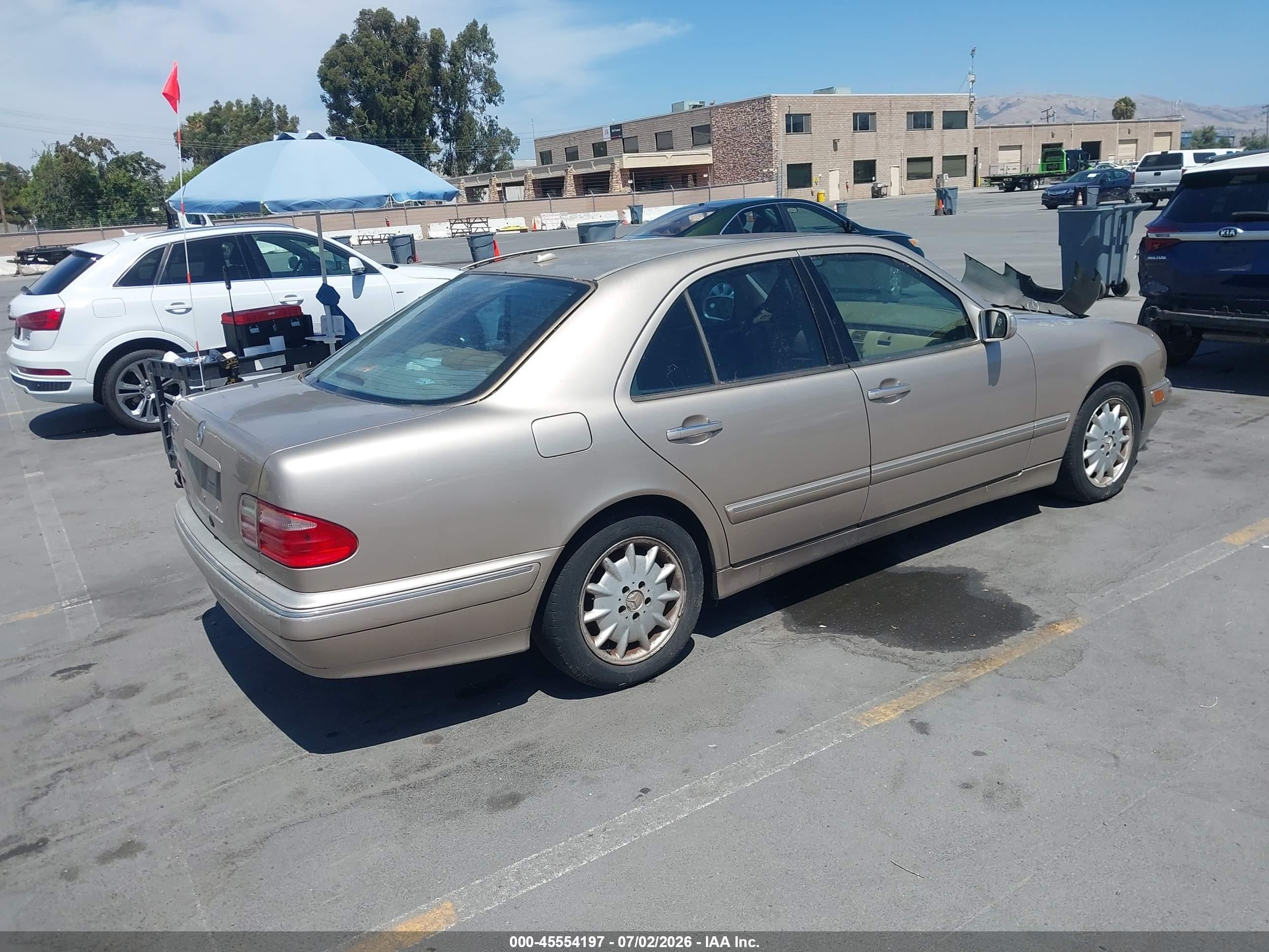 2001 Mercedes-benz E 320   Gold vin: WDBJF65J81B355834