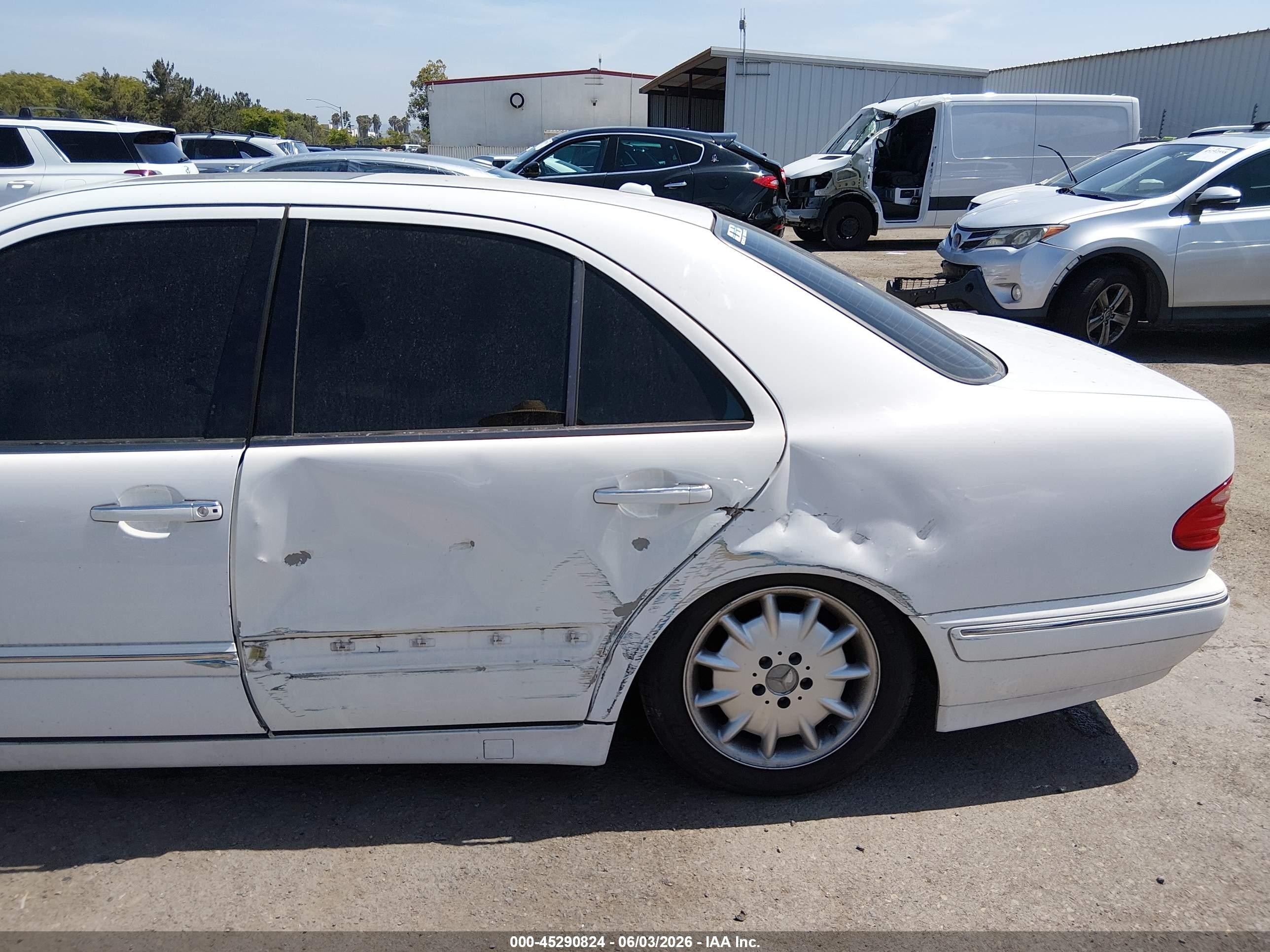 2001 Mercedes-benz E 320   Белый vin: WDBJF65J81B362007
