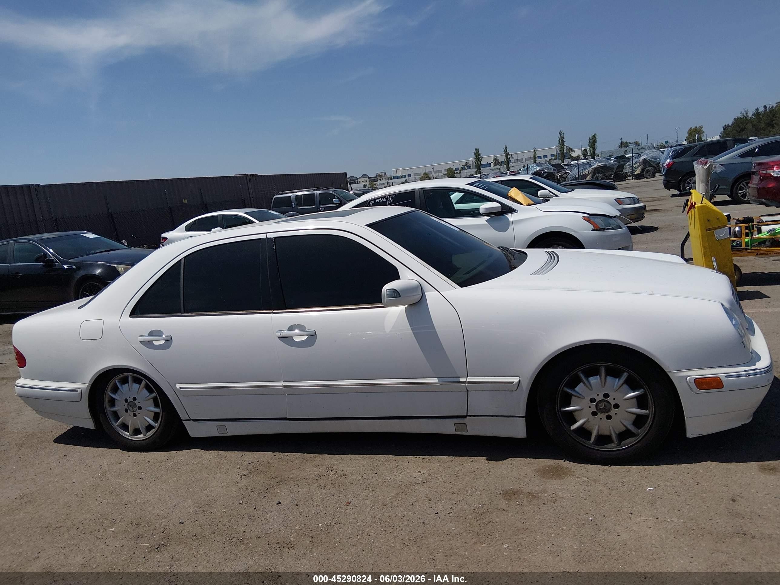 2001 Mercedes-benz E 320   Белый vin: WDBJF65J81B362007