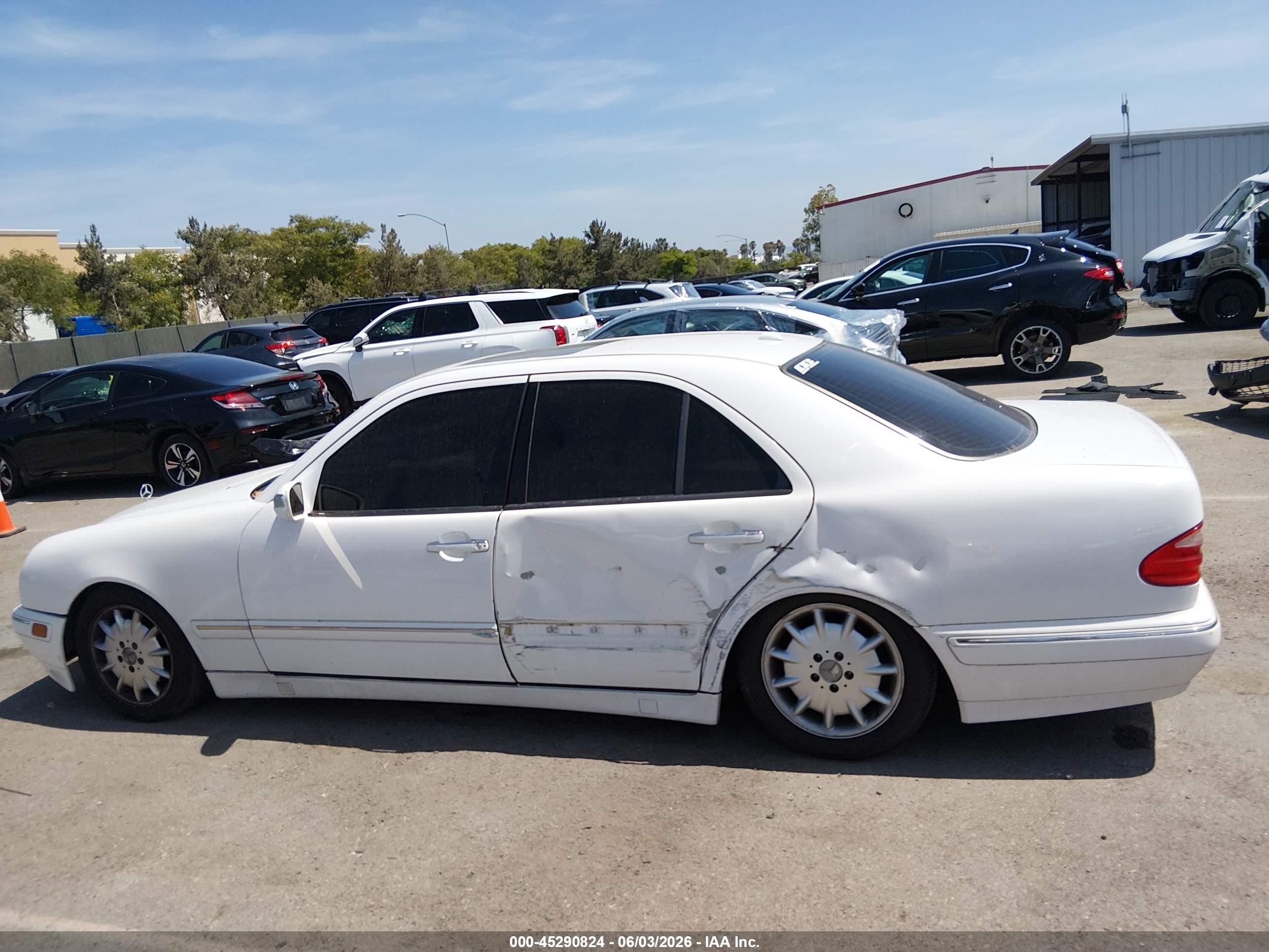 2001 Mercedes-benz E 320   Белый vin: WDBJF65J81B362007