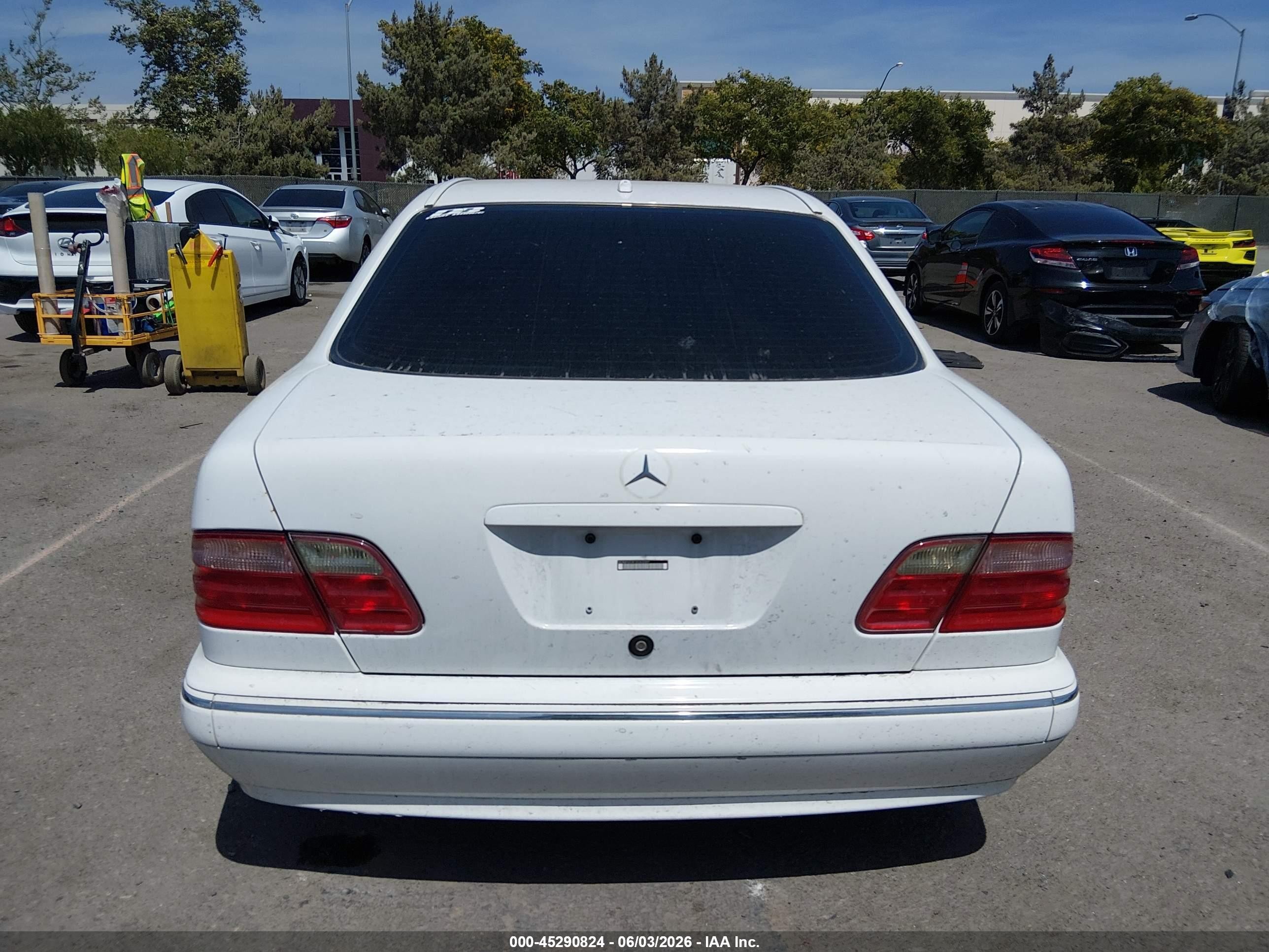 2001 Mercedes-benz E 320   Белый vin: WDBJF65J81B362007