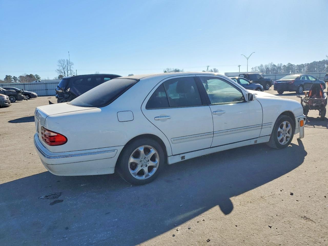 2002 Mercedes-benz E 320 White vin: WDBJF65J82B426855