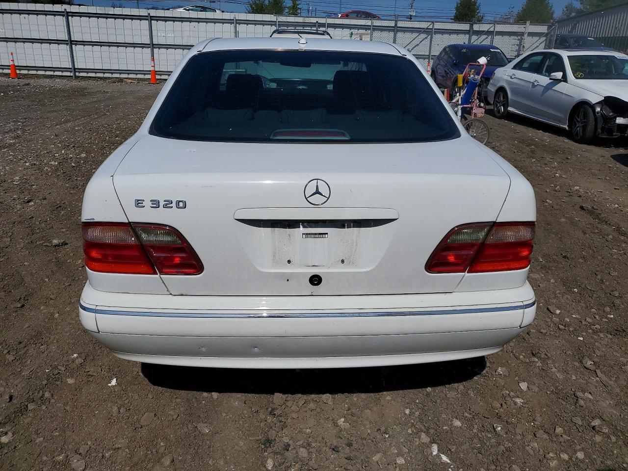 2000 Mercedes-benz E 320 White vin: WDBJF65J8YA971162