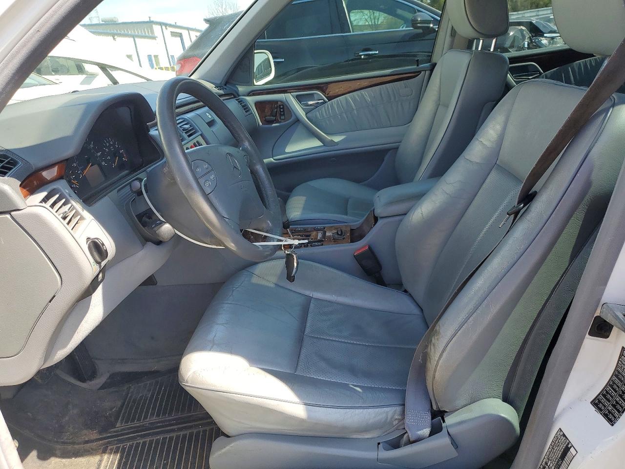 2000 Mercedes-benz E 320 White vin: WDBJF65J8YA971162