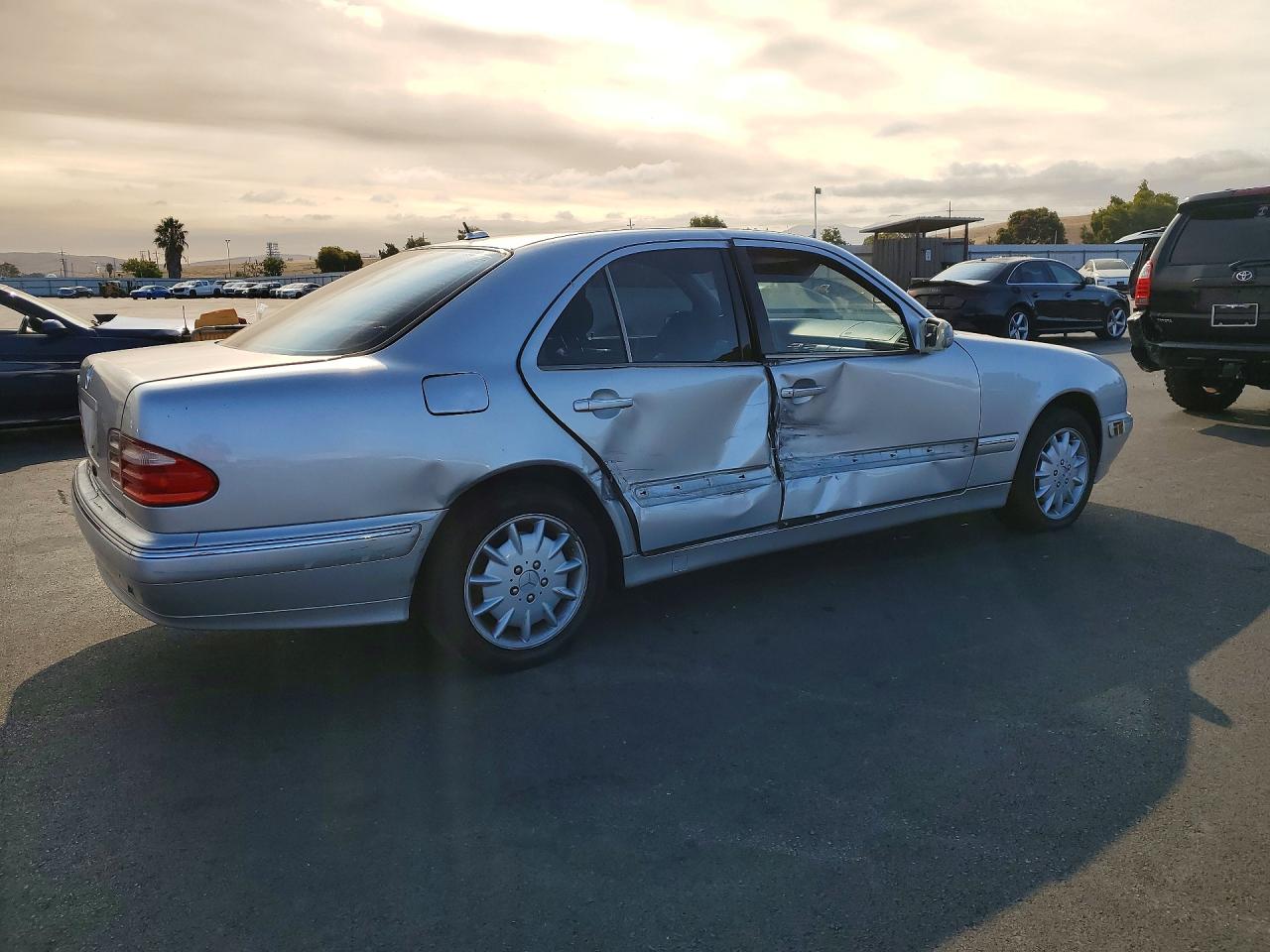 2000 Mercedes-benz E 320 Silver vin: WDBJF65J8YB090763