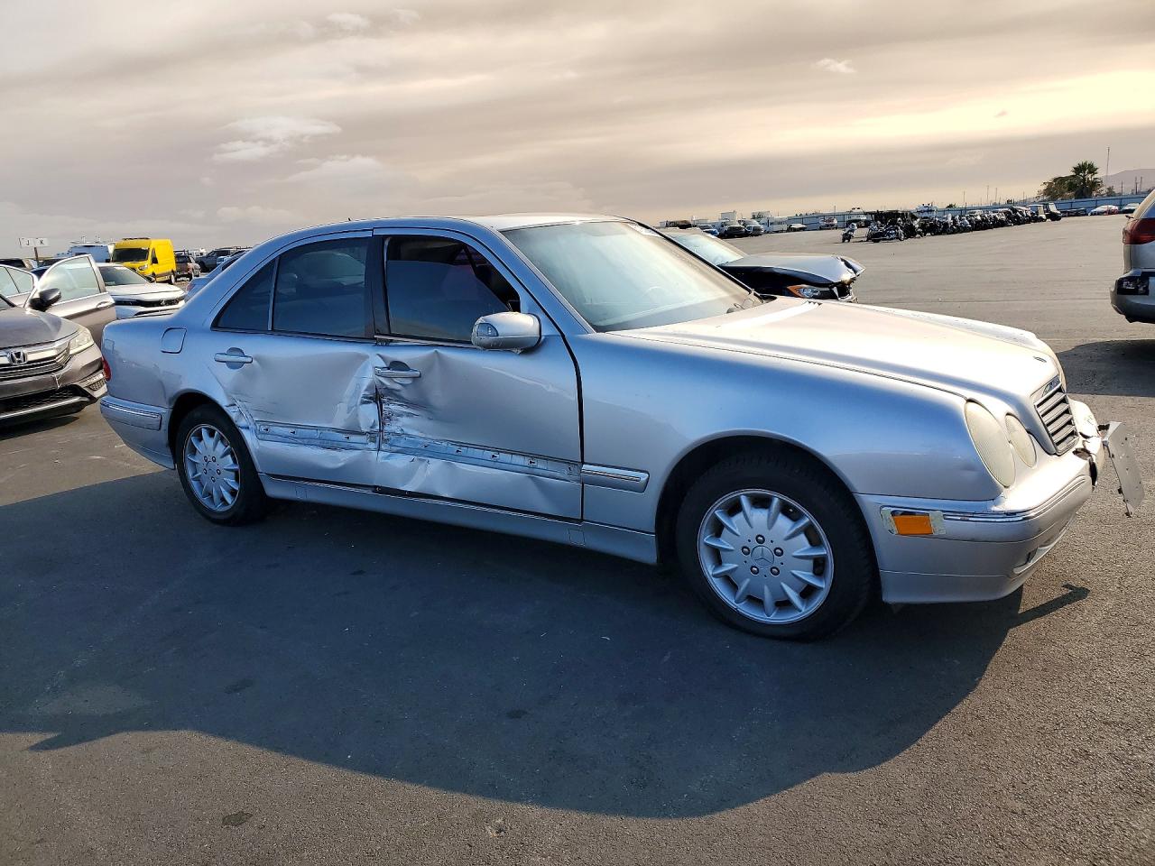 2000 Mercedes-benz E 320 Silver vin: WDBJF65J8YB090763