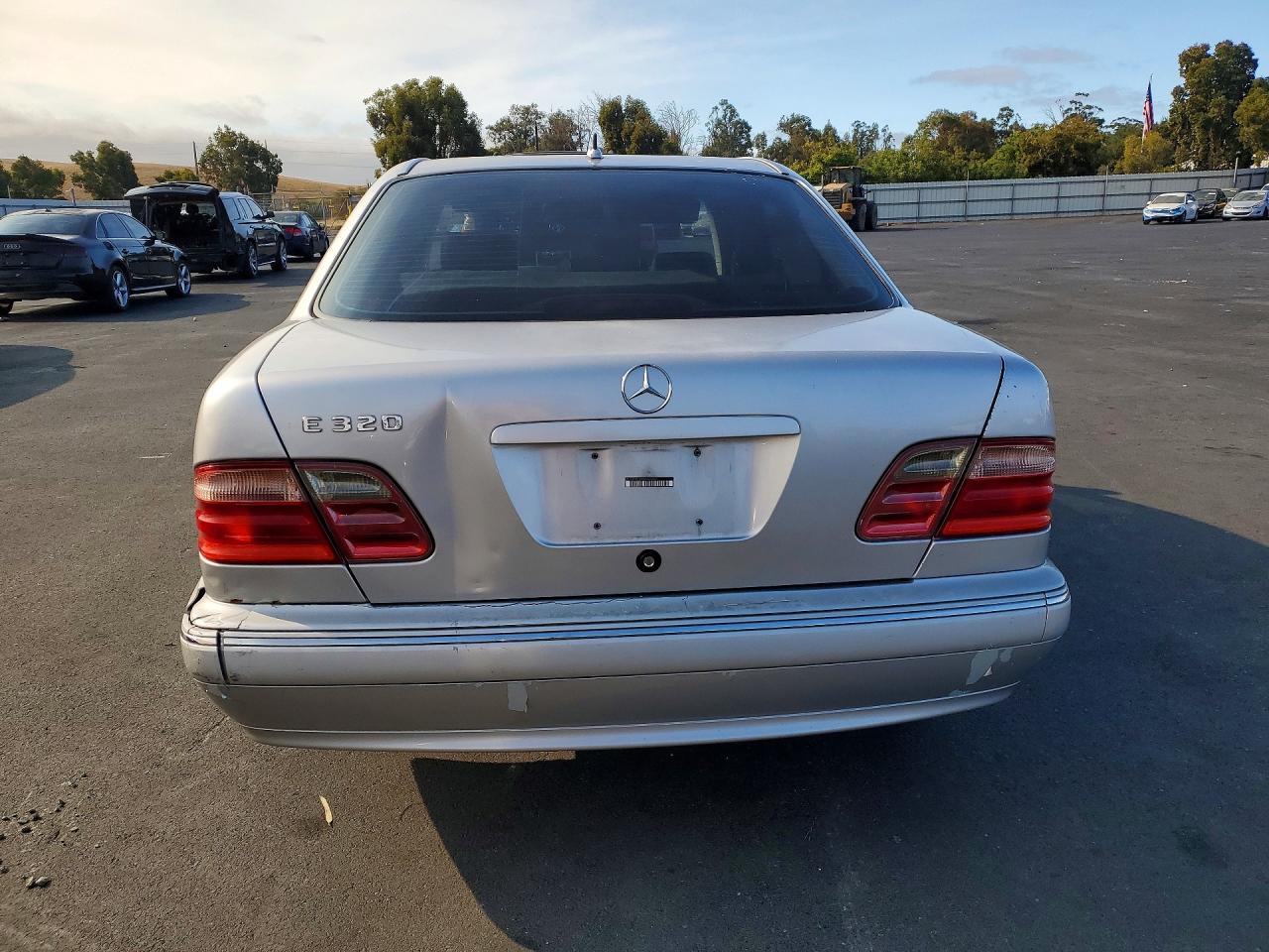 2000 Mercedes-benz E 320 Silver vin: WDBJF65J8YB090763