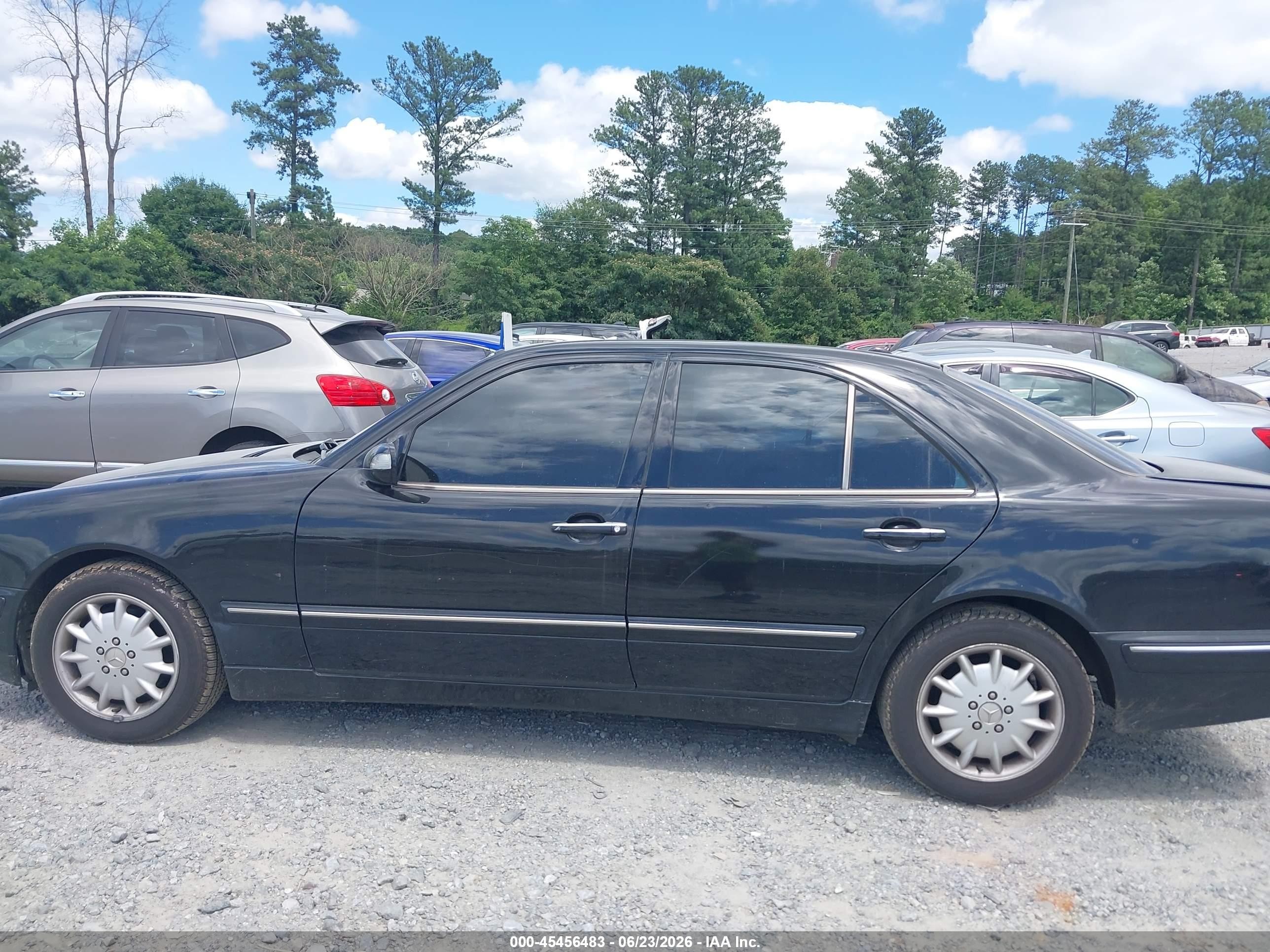 2000 Mercedes-benz E 320   Black vin: WDBJF65J8YB115094