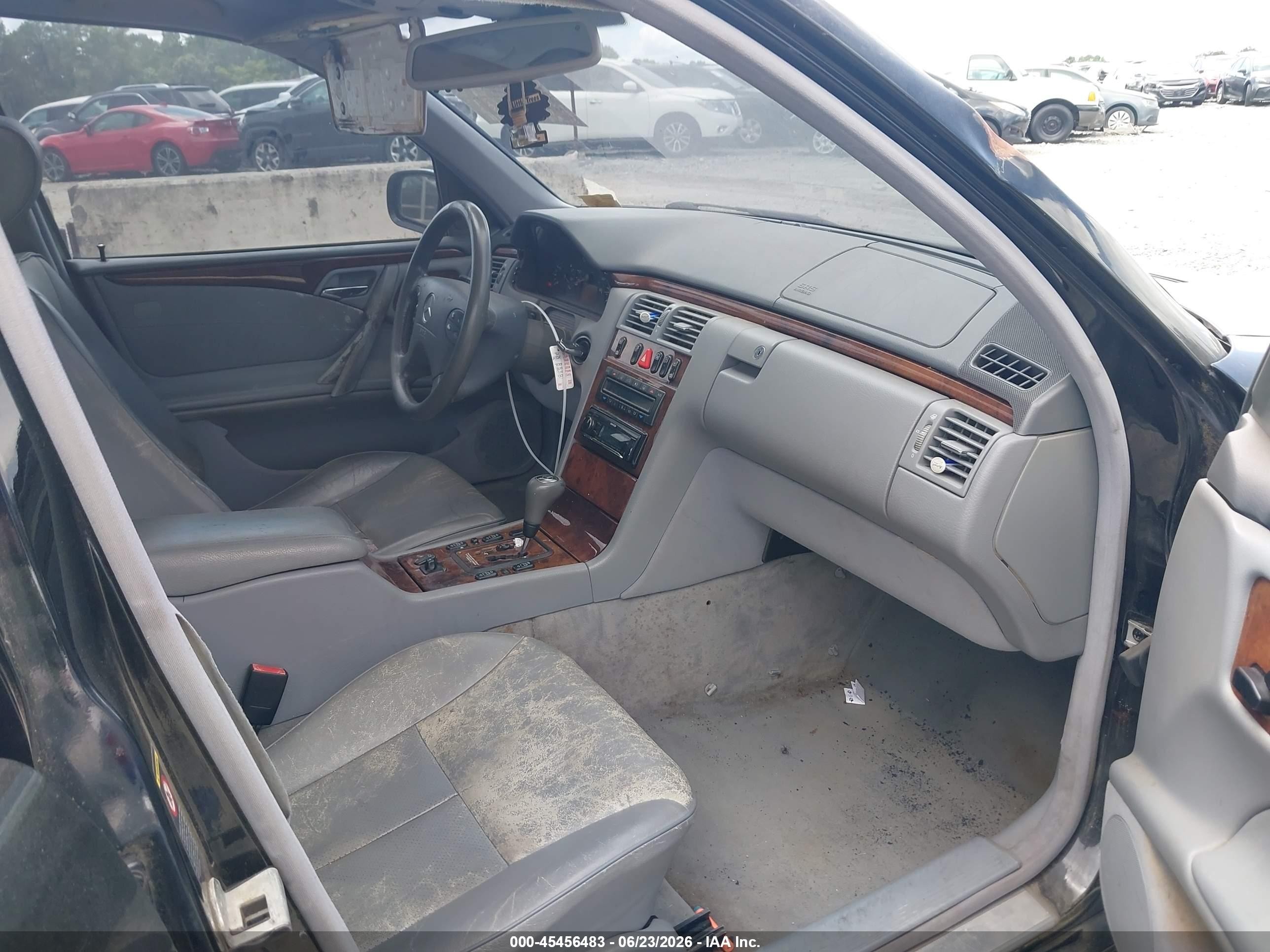 2000 Mercedes-benz E 320   Black vin: WDBJF65J8YB115094