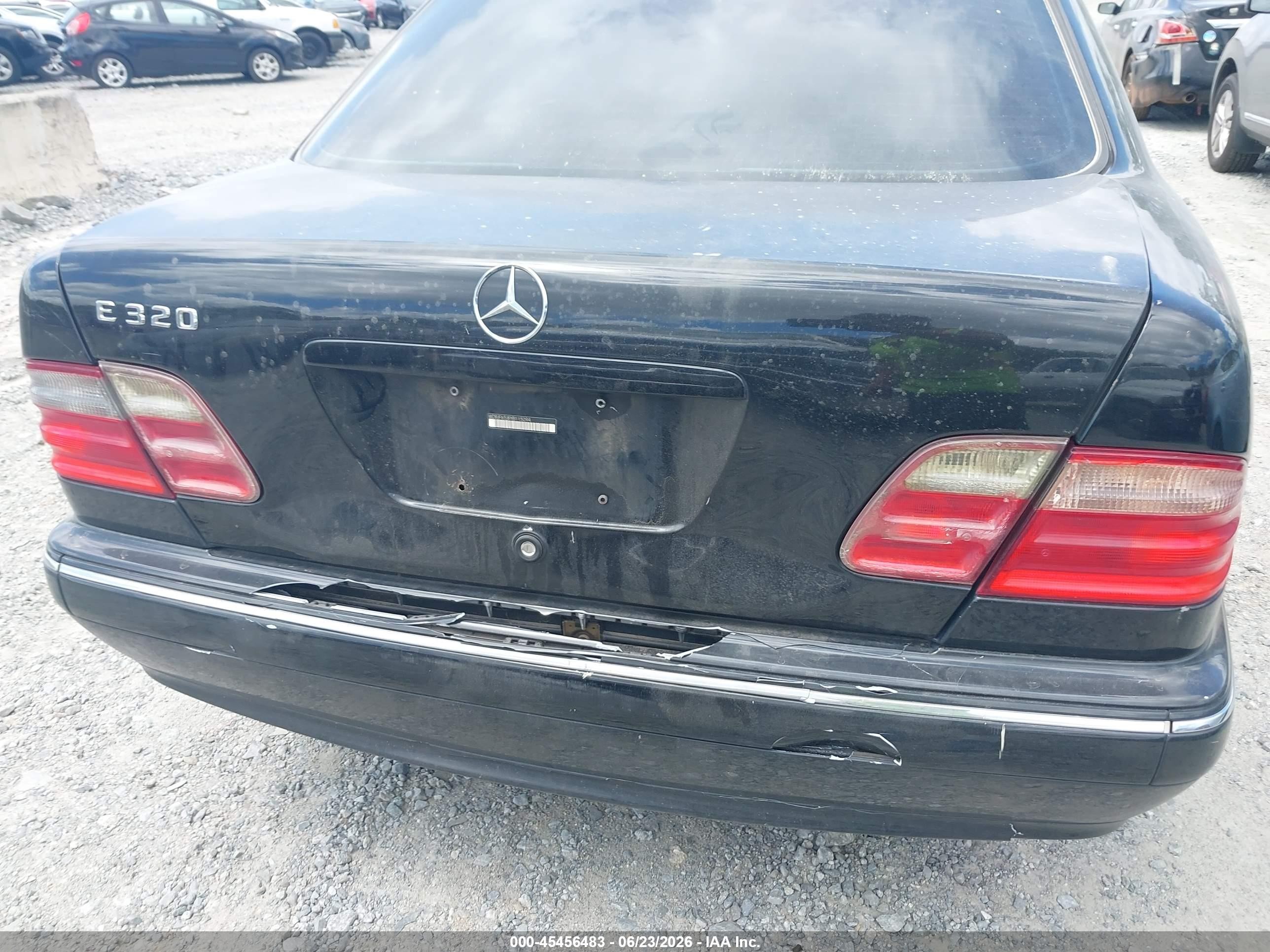 2000 Mercedes-benz E 320   Black vin: WDBJF65J8YB115094