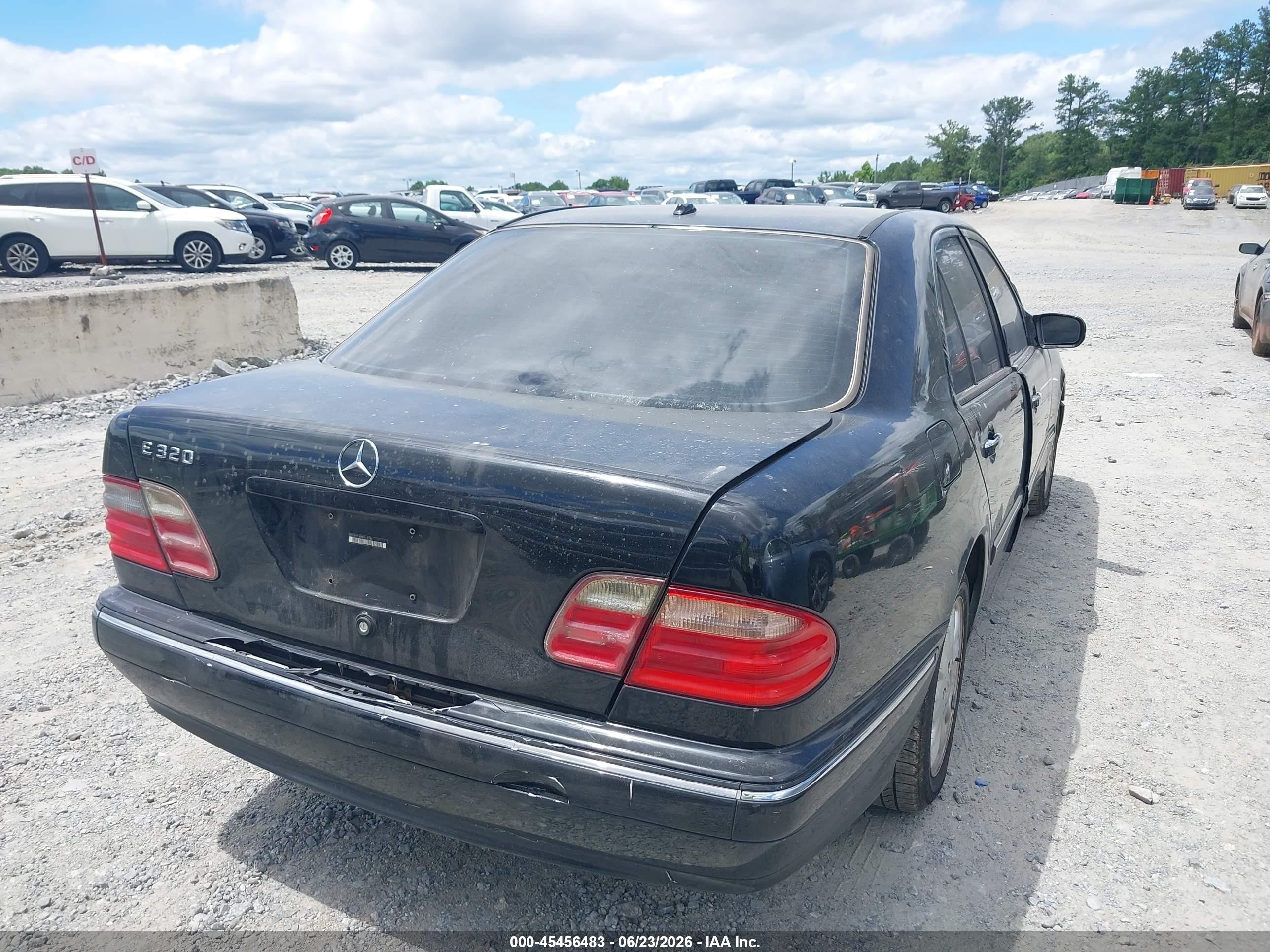 2000 Mercedes-benz E 320   Black vin: WDBJF65J8YB115094