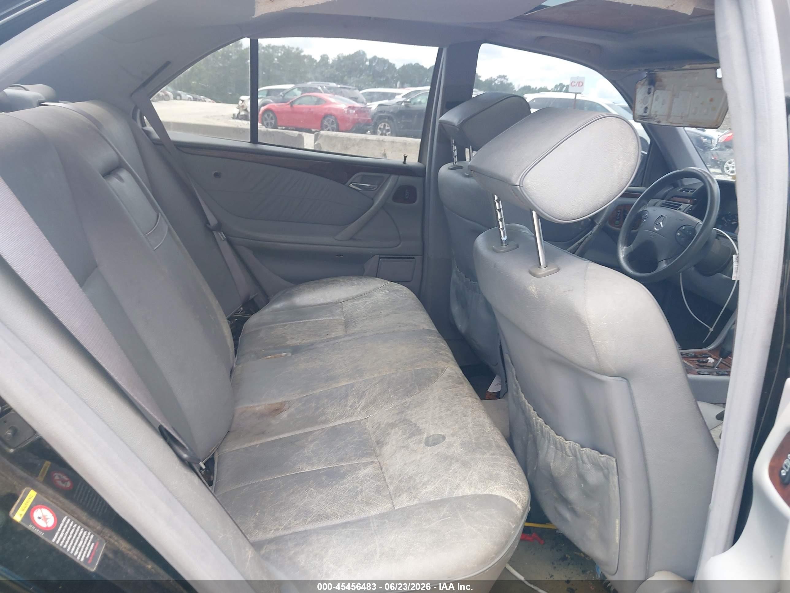 2000 Mercedes-benz E 320   Black vin: WDBJF65J8YB115094