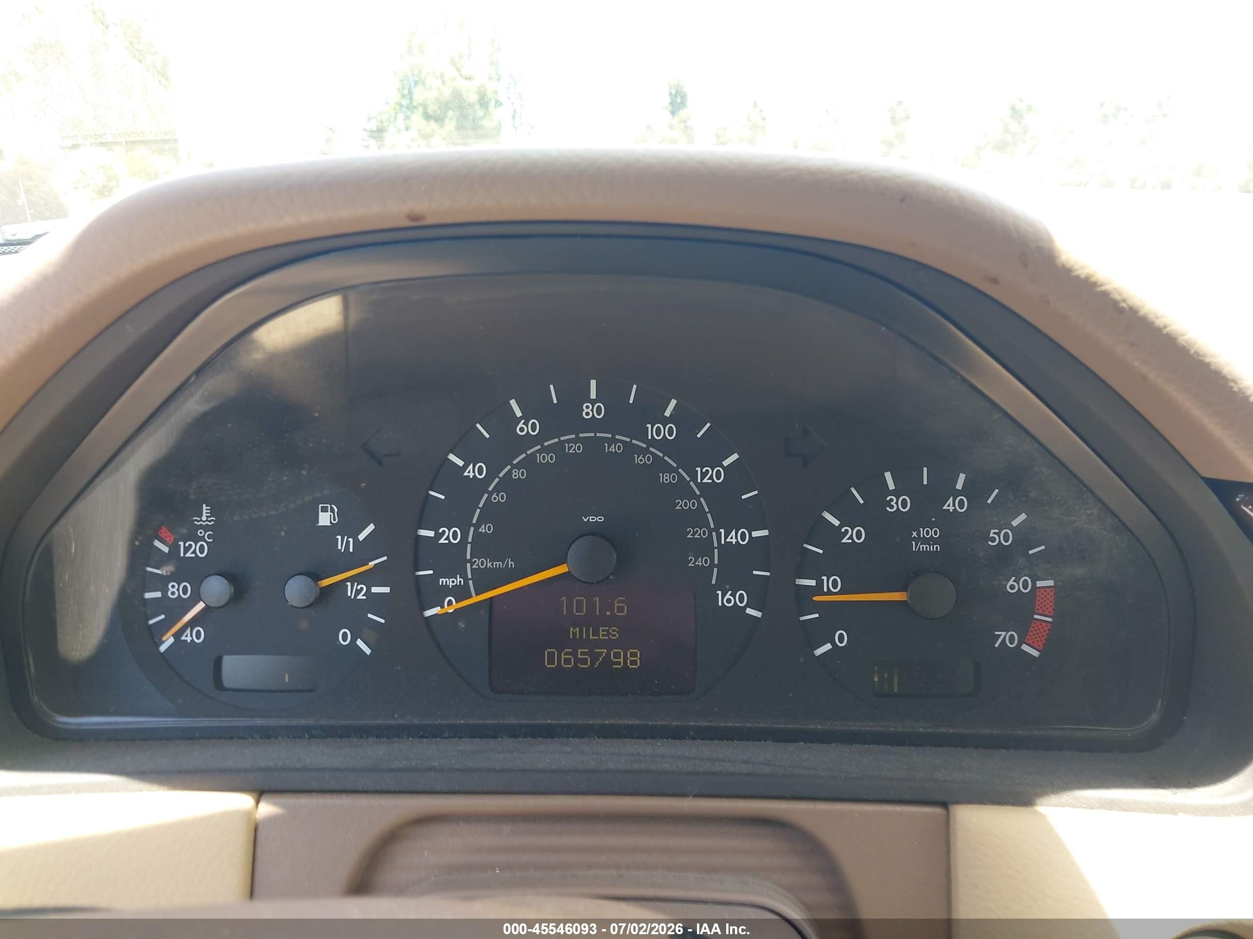2000 Mercedes-benz E 320   Gold vin: WDBJF65J9YB060316