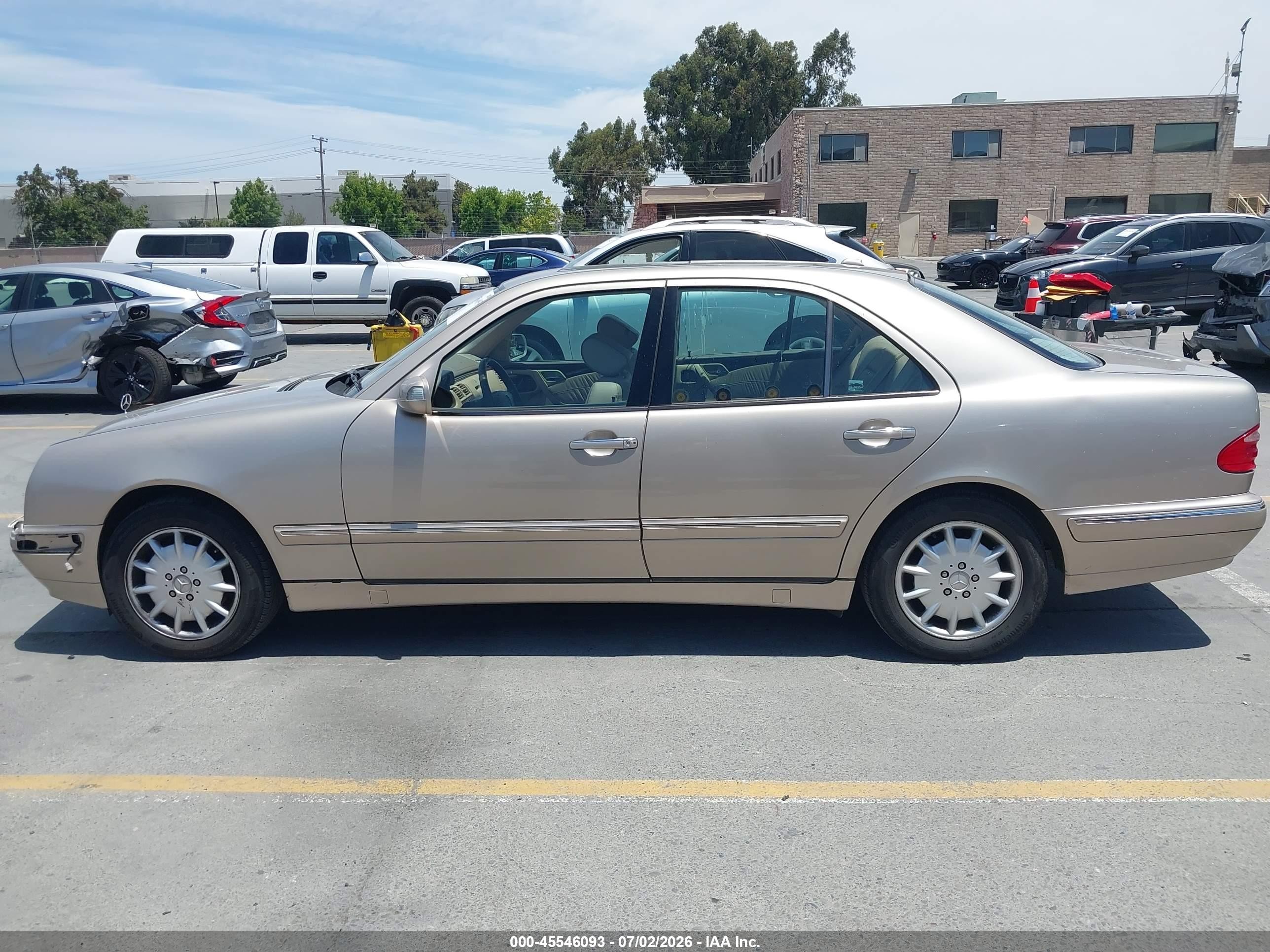 2000 Mercedes-benz E 320   Gold vin: WDBJF65J9YB060316
