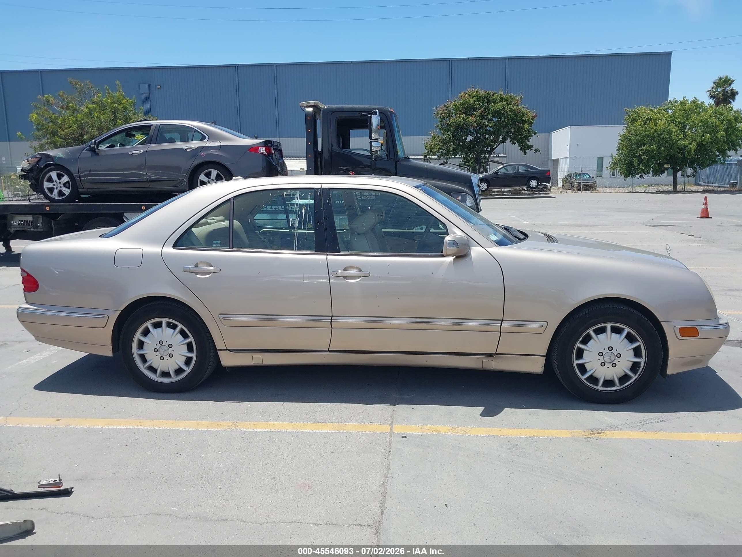 2000 Mercedes-benz E 320   Gold vin: WDBJF65J9YB060316