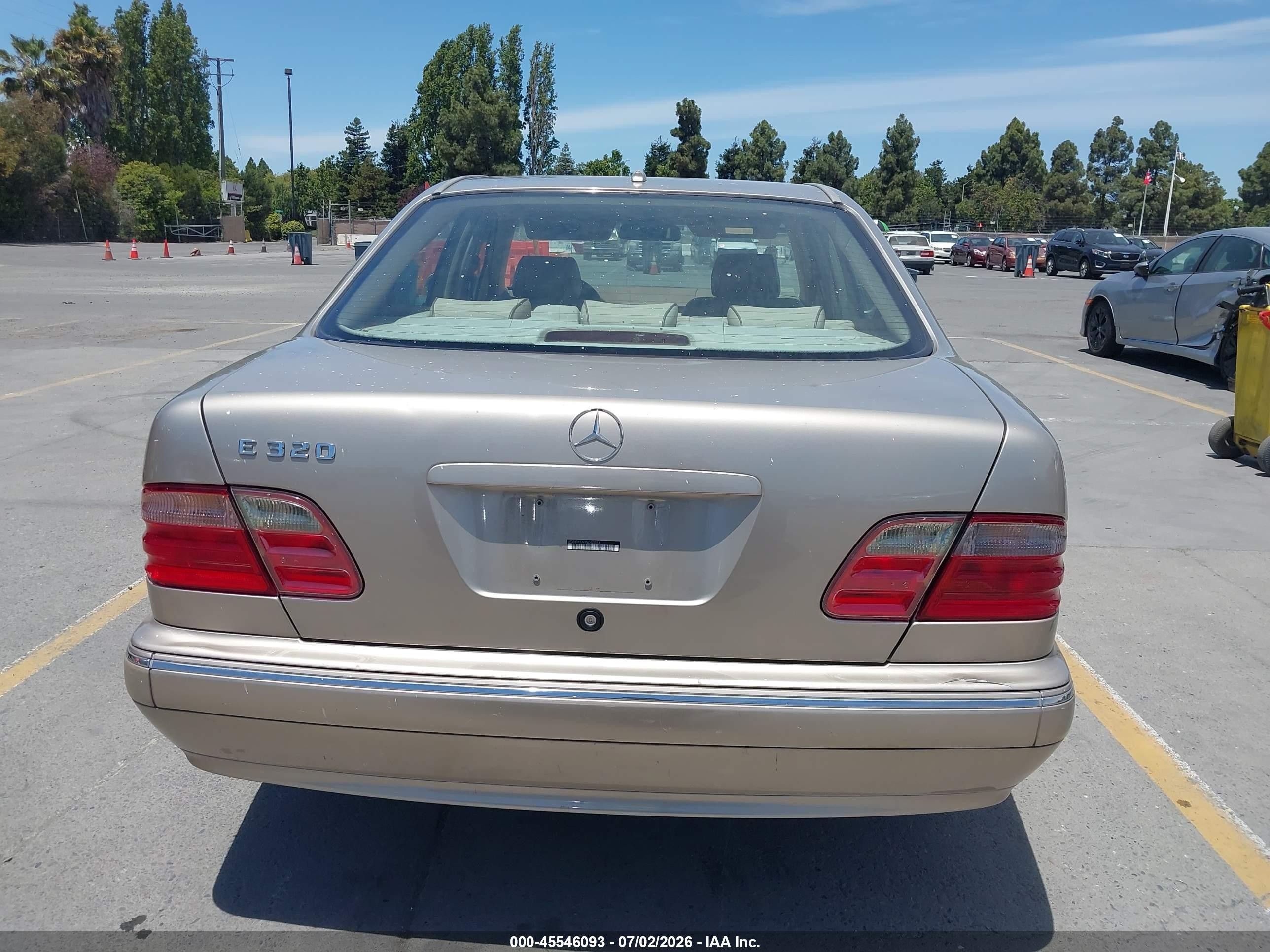 2000 Mercedes-benz E 320   Gold vin: WDBJF65J9YB060316