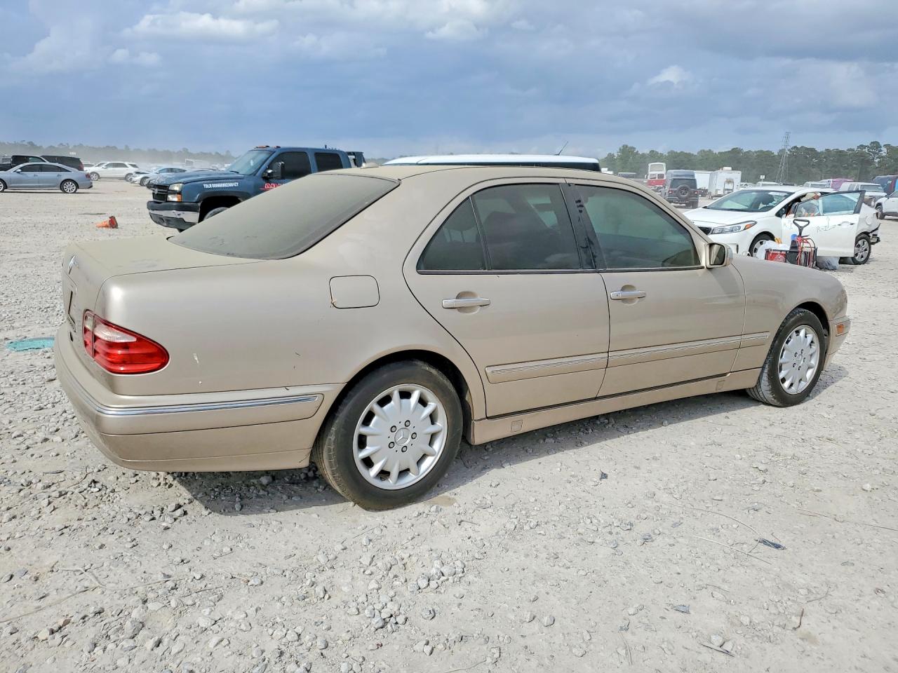 2000 Mercedes-benz E 320 Gold vin: WDBJF65J9YB075091