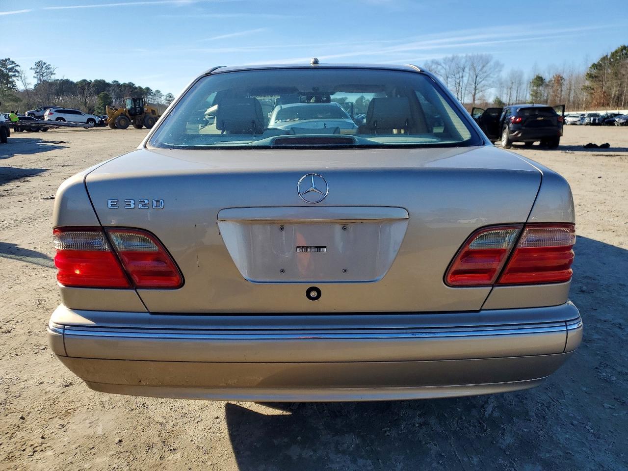 2000 Mercedes-benz E 320 Gold vin: WDBJF65JXYB049048