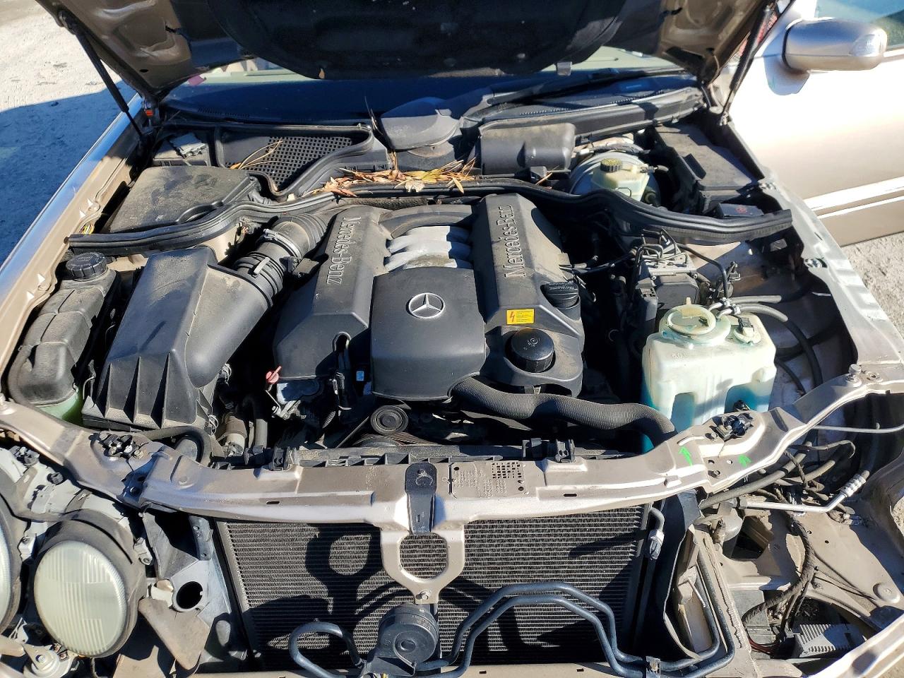 2000 Mercedes-benz E 320 Gold vin: WDBJF65JXYB049048